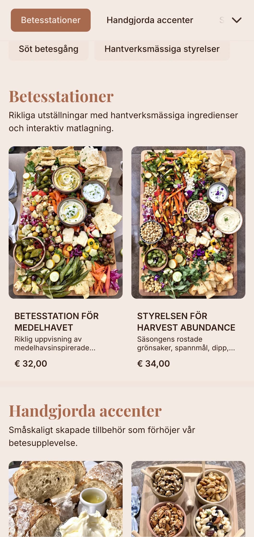Kreativa bord och brädor med hantverksmässigt tillverkade ostar, charkuterier och handgjorda tillbehör för sociala sammankomster.