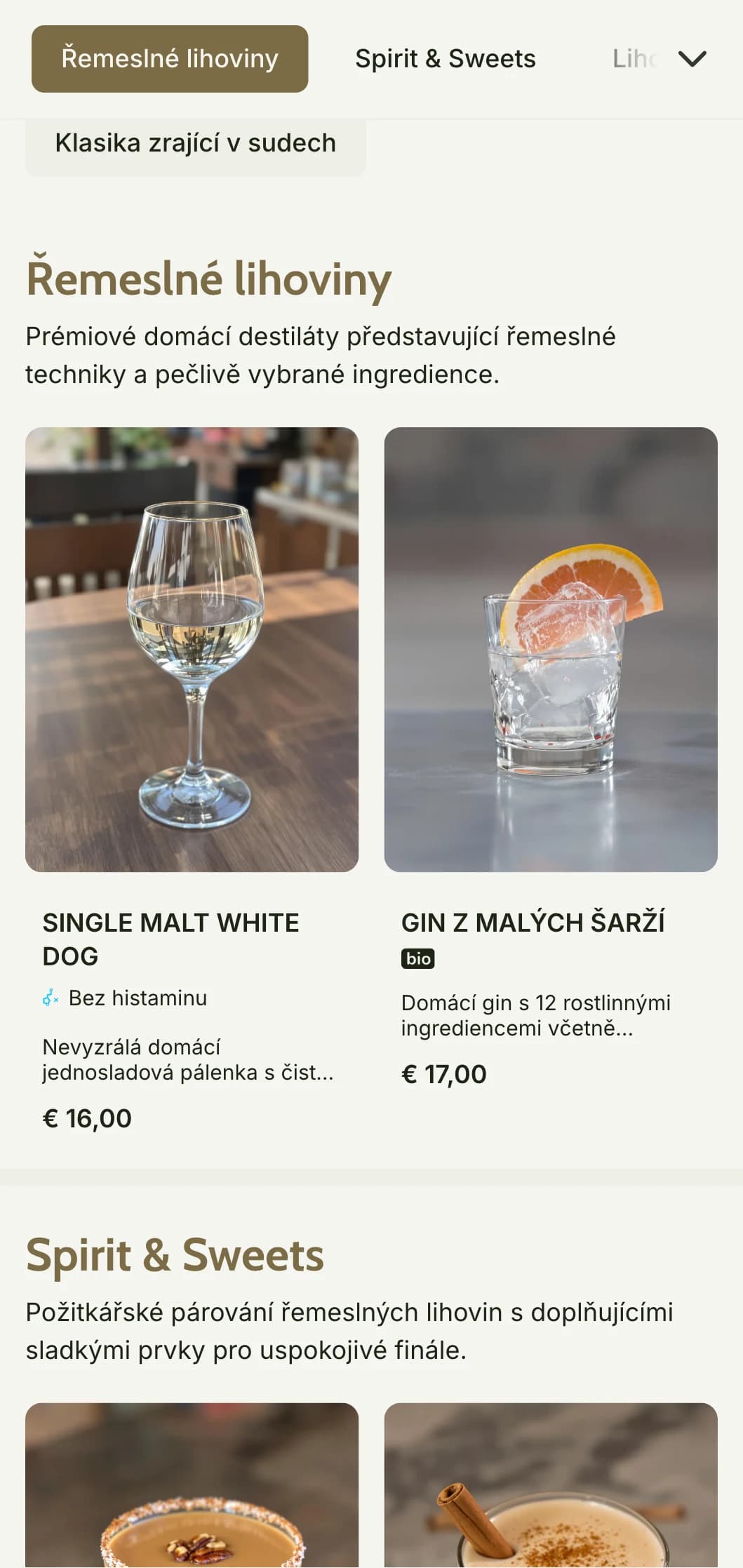 Rustikální, řemeslný design pro řemeslné palírny a bary zaměřené na lihoviny s teplými zemitými tóny a texturovanými prvky.