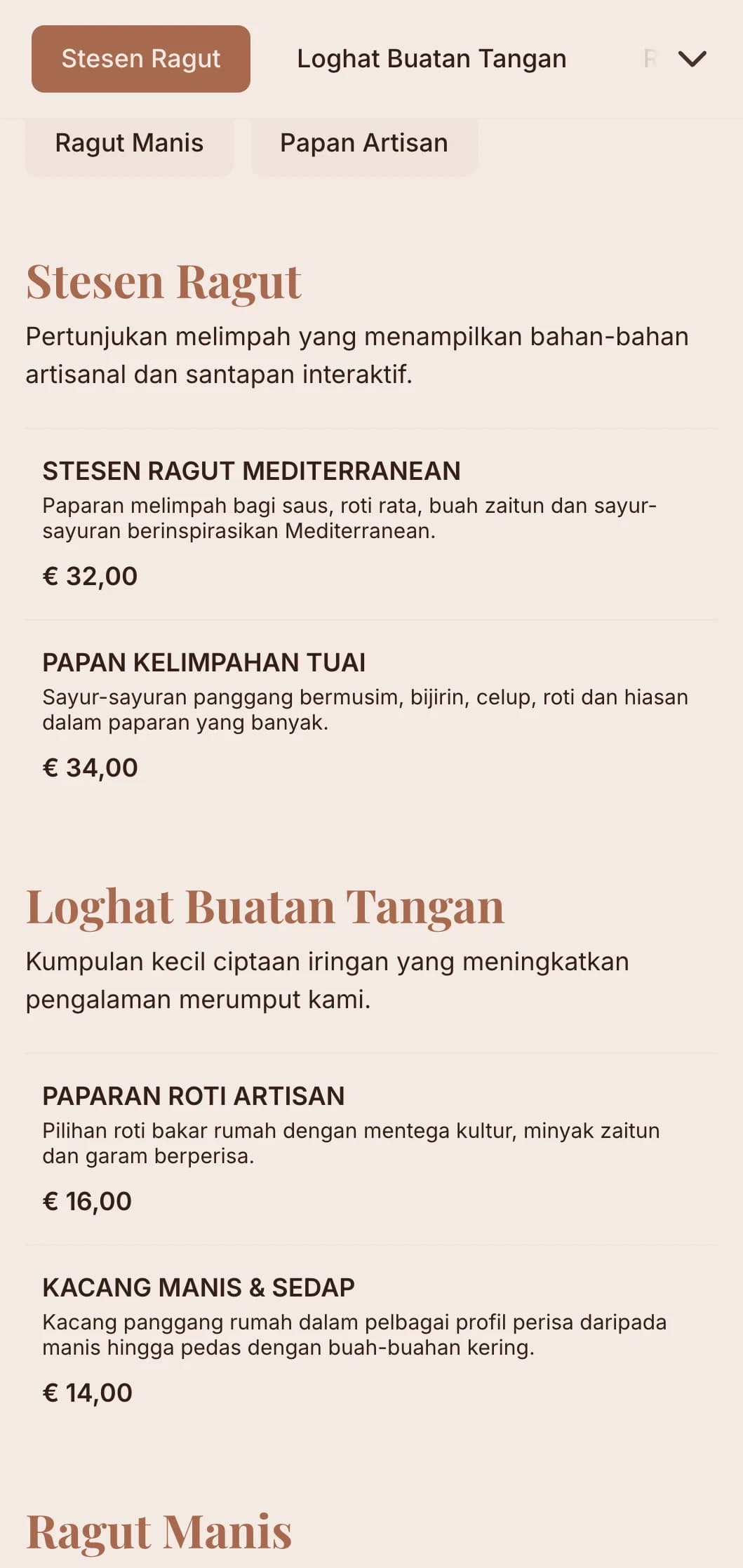 Meja ragut dan papan kreatif yang menampilkan keju artisanal, daging diawetkan dan iringan buatan tangan untuk perhimpunan sosial.