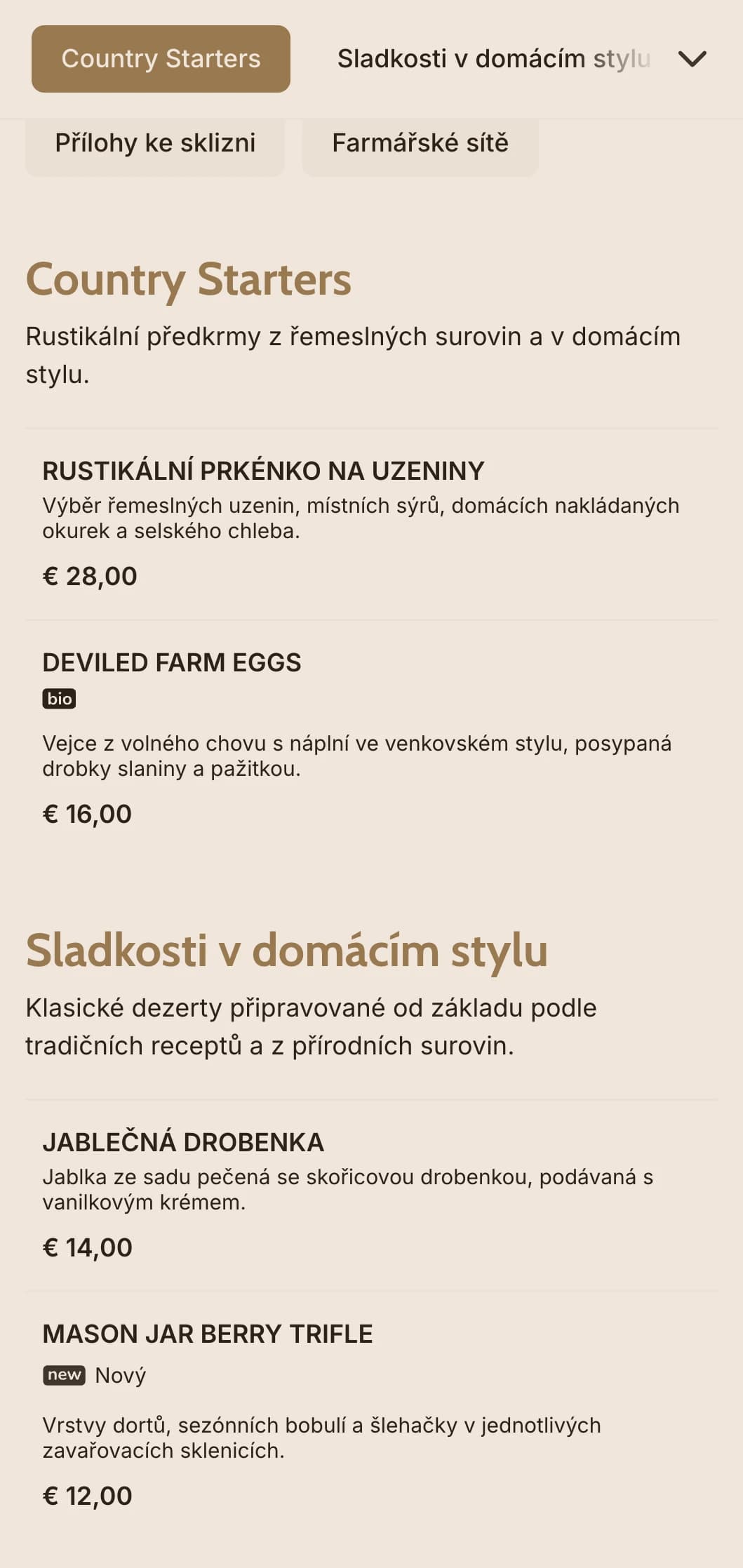 Vřelý catering inspirovaný venkovem s vydatnými pokrmy, rodinným stylem a rustikální prezentací pro svatby ve stodole a venkovské akce.