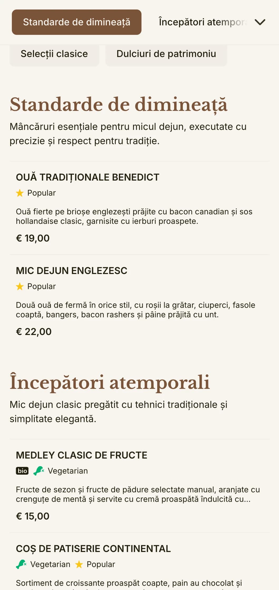 Micul dejun atemporal pregătit cu precizie și grijă, prezentat într-o manieră elegantă, tradițională.