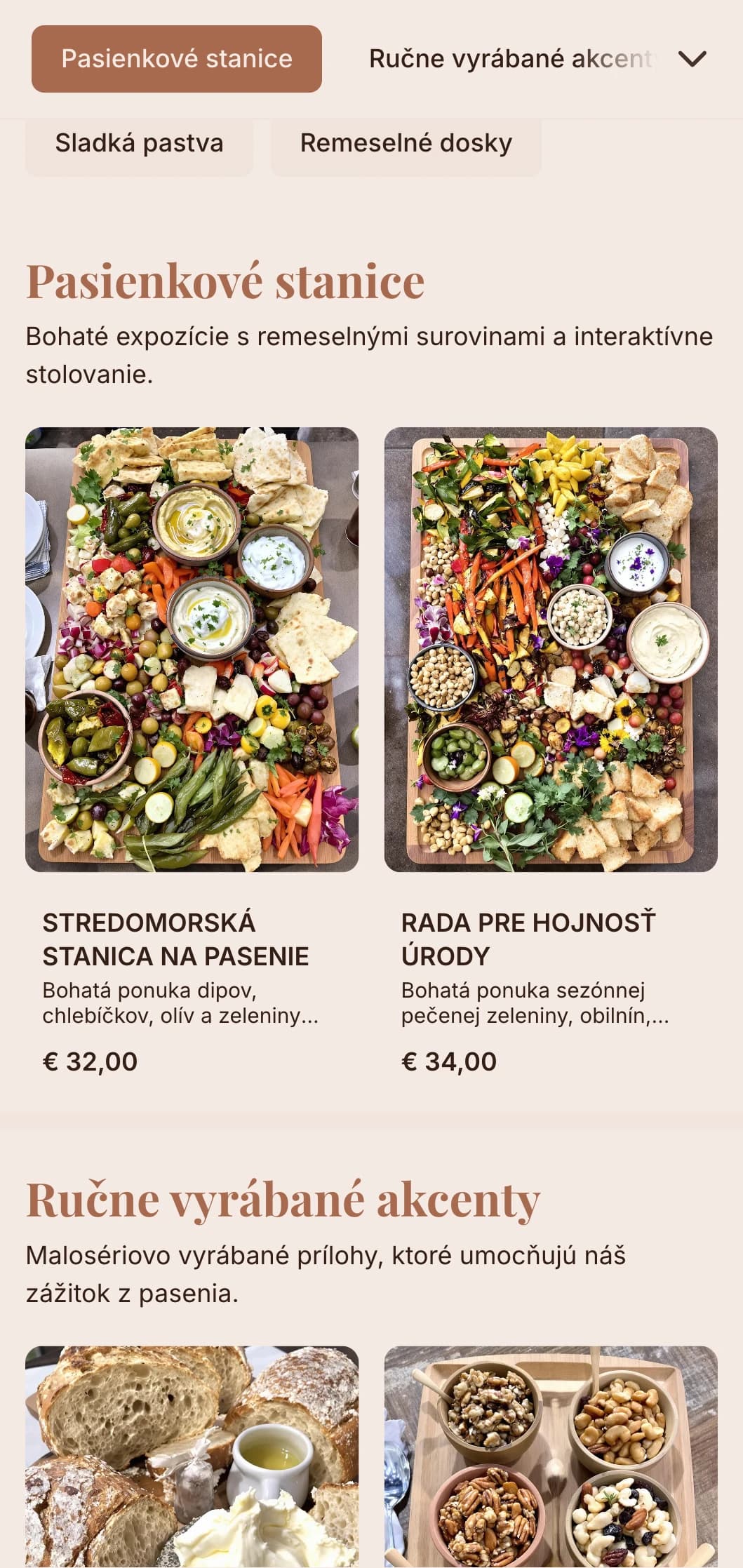 Kreatívne stoly a tabule s remeselnými syrmi, údeninami a ručne vyrábanými prílohami na spoločenské stretnutia.