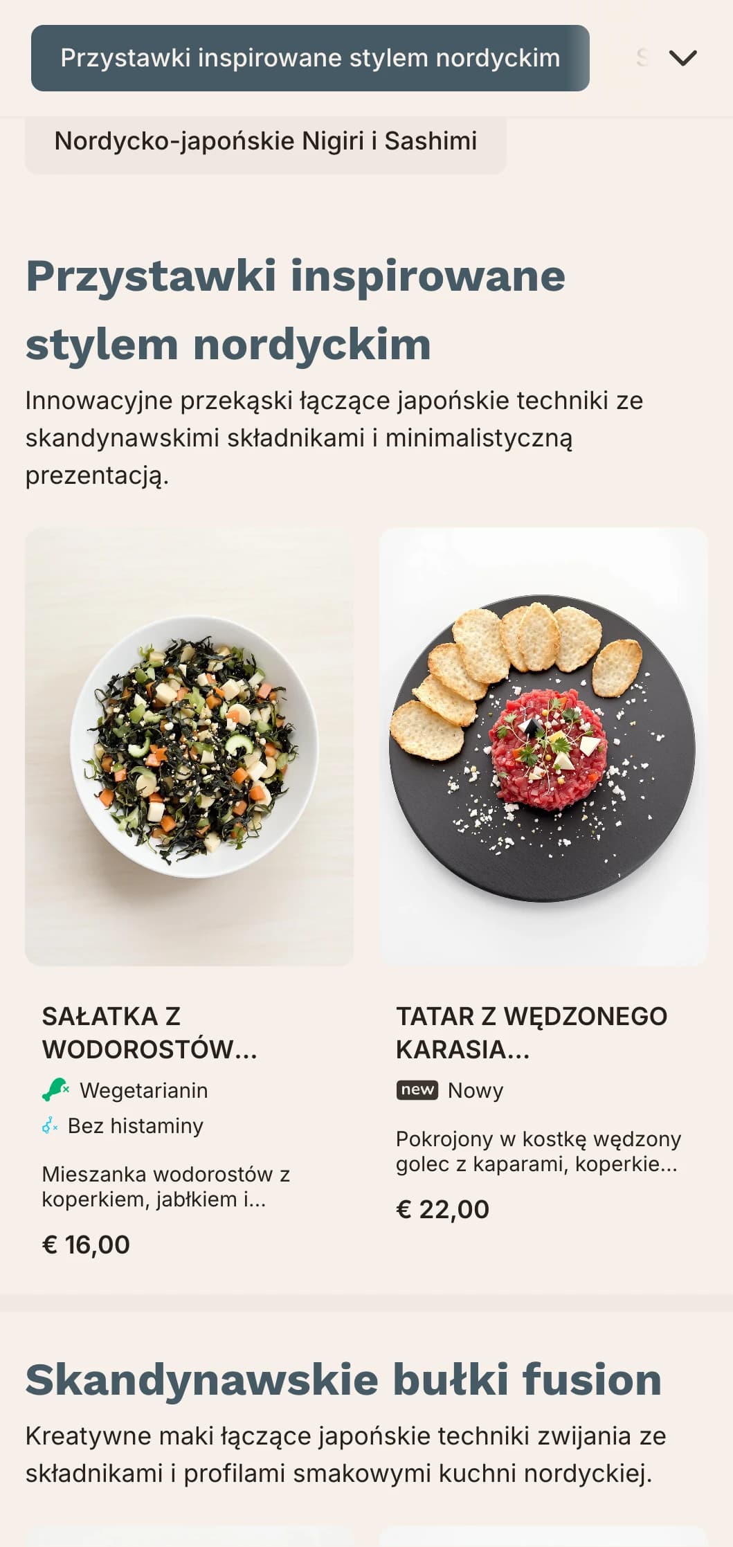 Współczesne menu sushi fusion łączące japońskie tradycje ze skandynawskim minimalizmem, charakteryzujące się czystymi liniami i stonowanymi błękitami.