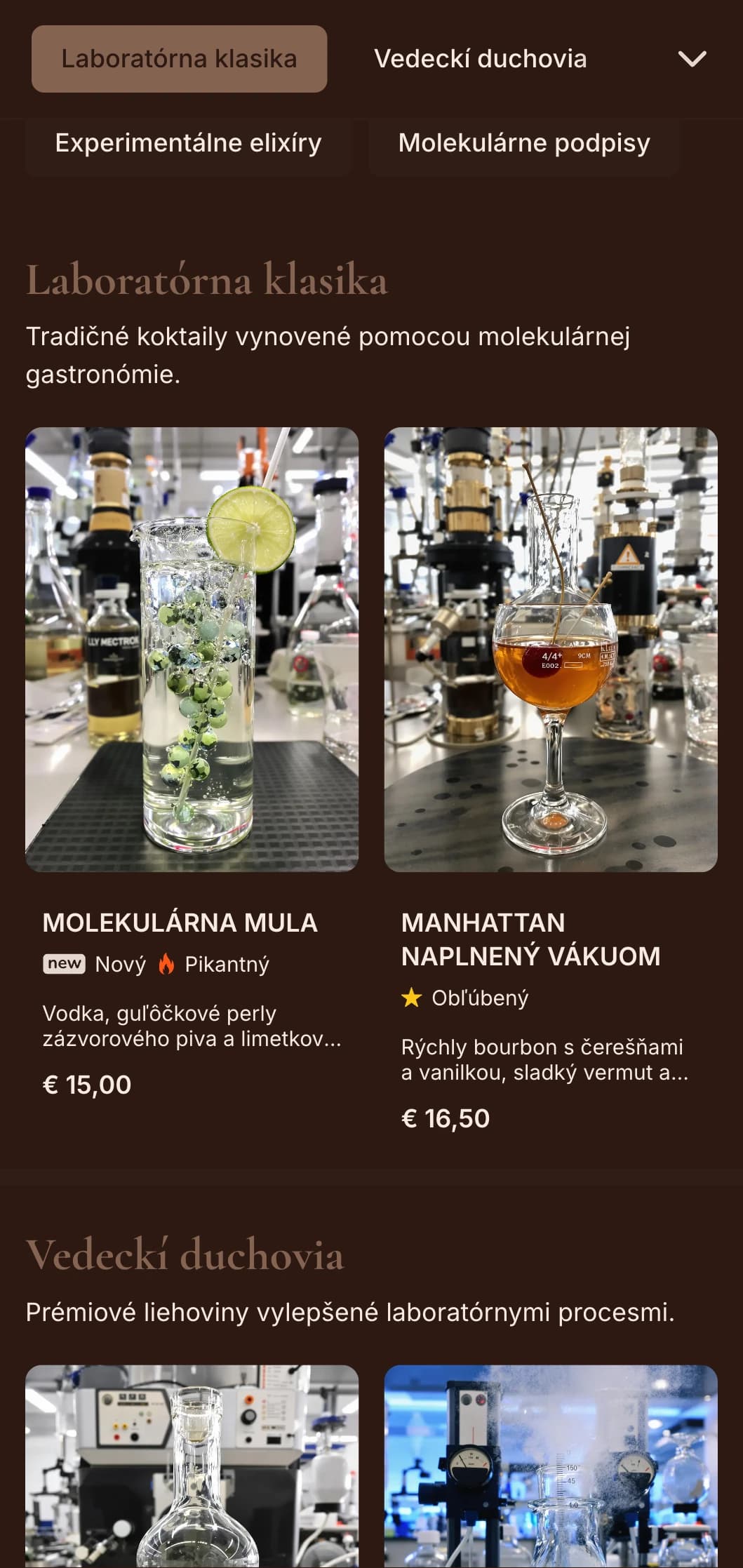 Mystériom inšpirovaný fialový dizajn s botanickými prvkami pre remeselné koktailové bary.