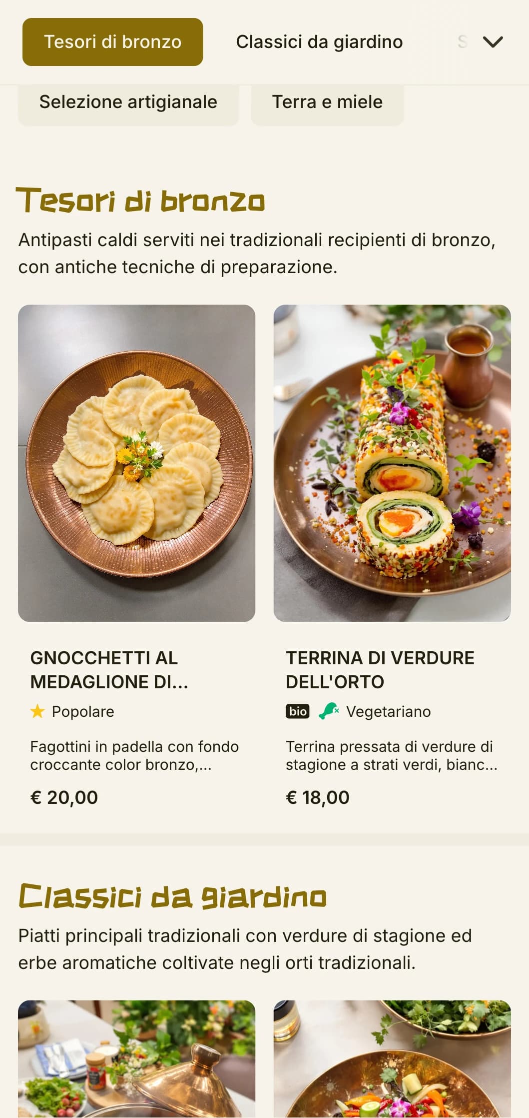 Il design caldo del menu cinese combina manufatti in bronzo ed elementi del giardino, con toni della terra per una cucina autentica.