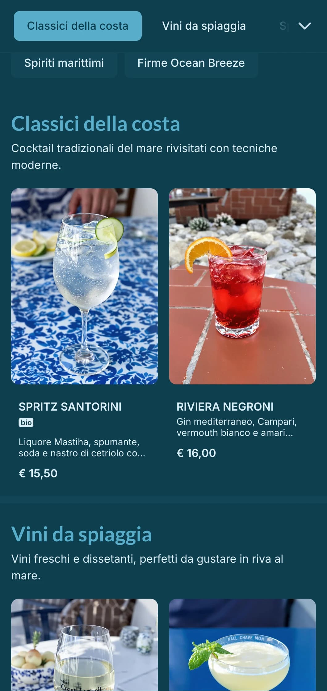 Design blu chiaro e arioso, ispirato ai venti dell'oceano, per le sale da cocktail in riva al mare.