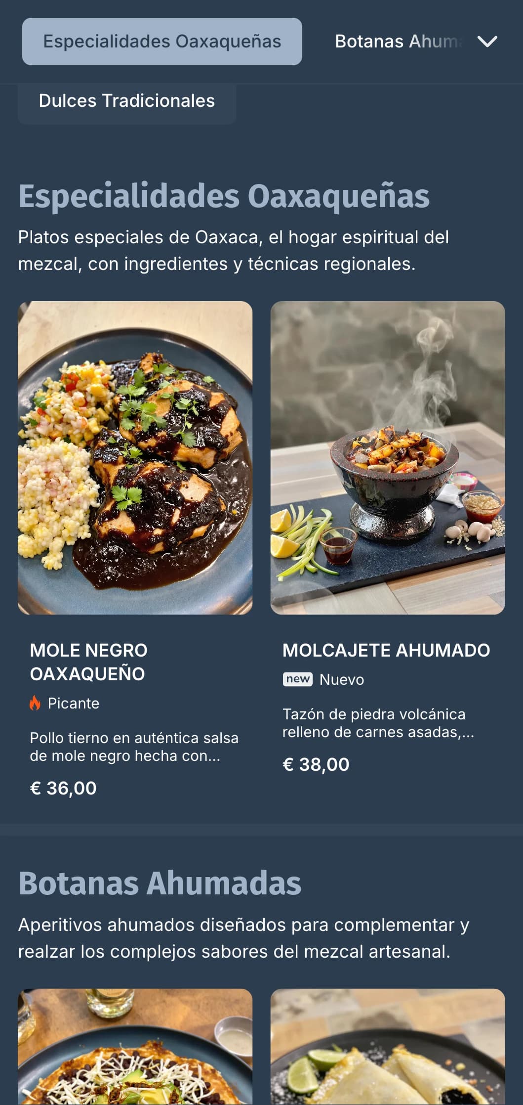 Misterioso y sofisticado menú de bar de mezcal con tonos ahumados azul grisáceo, licores artesanales y acompañamientos tradicionales oaxaqueños.