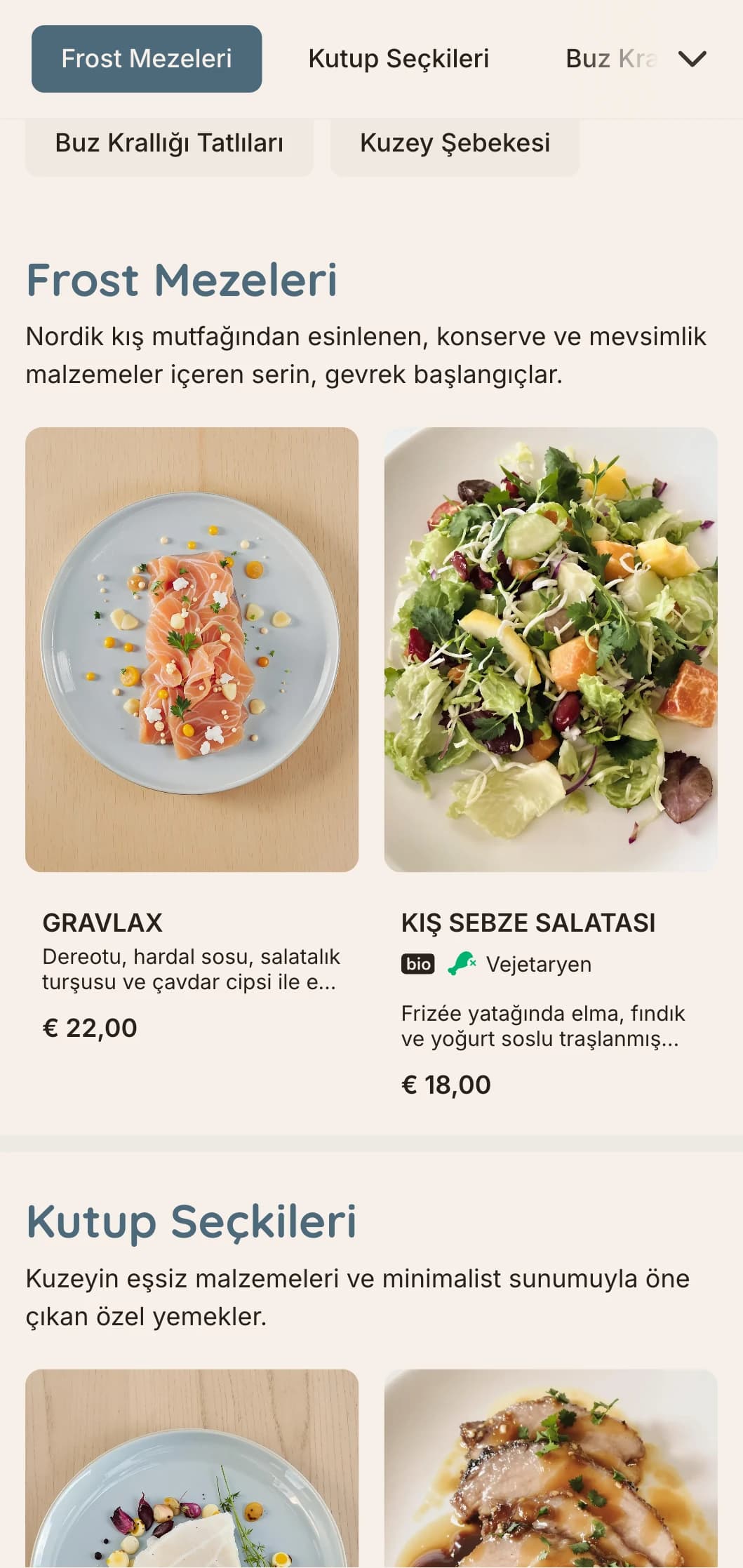 İskandinav mutfağı için mükemmel olan buz mavisi tonları ve temiz çizgiler içeren İskandinav kış etkilerine sahip serin ve canlı bir akşam yemeği menüsü.