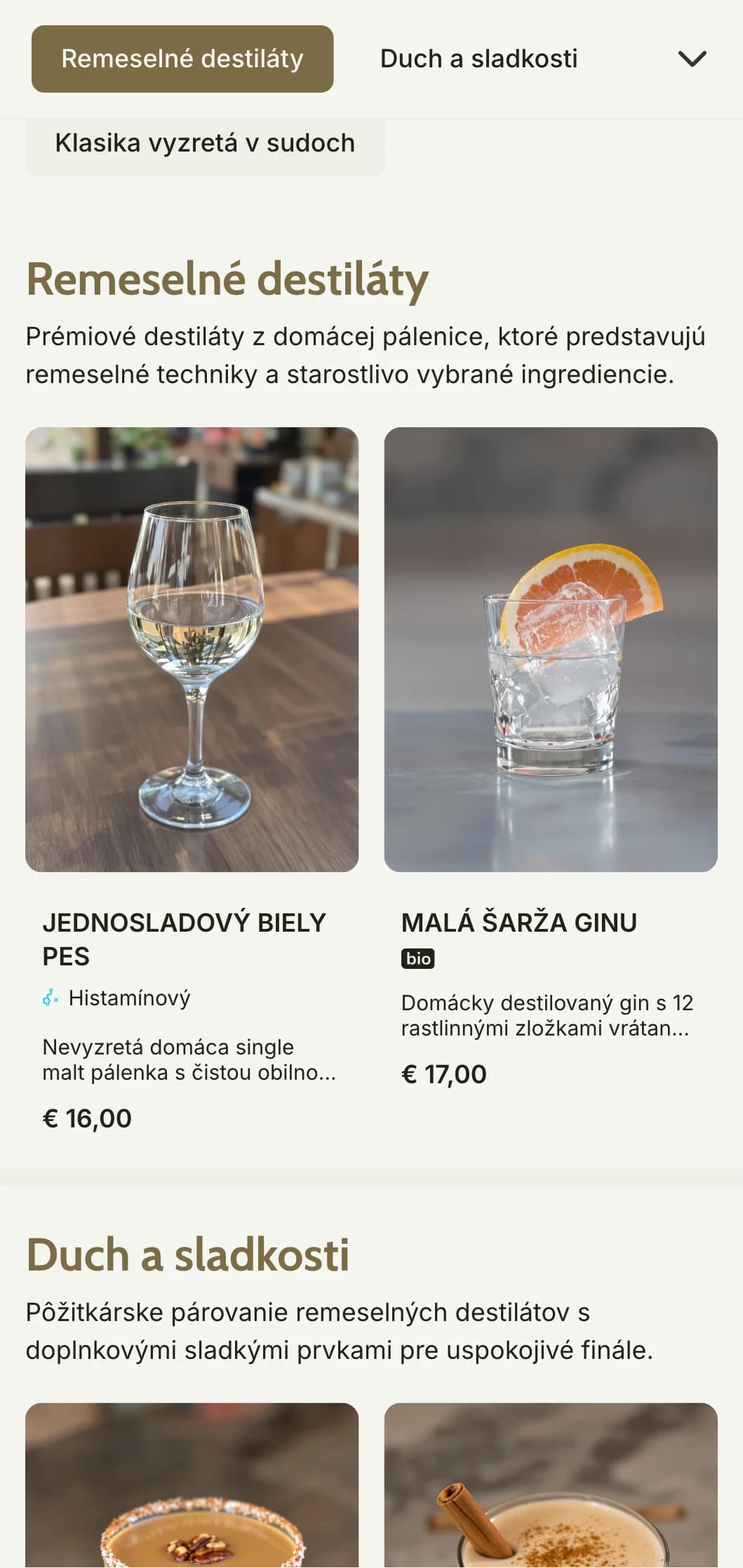 Rustikálny, remeselný dizajn pre remeselné liehovary a bary zamerané na liehoviny s teplými zemitými tónmi a textúrovanými prvkami.
