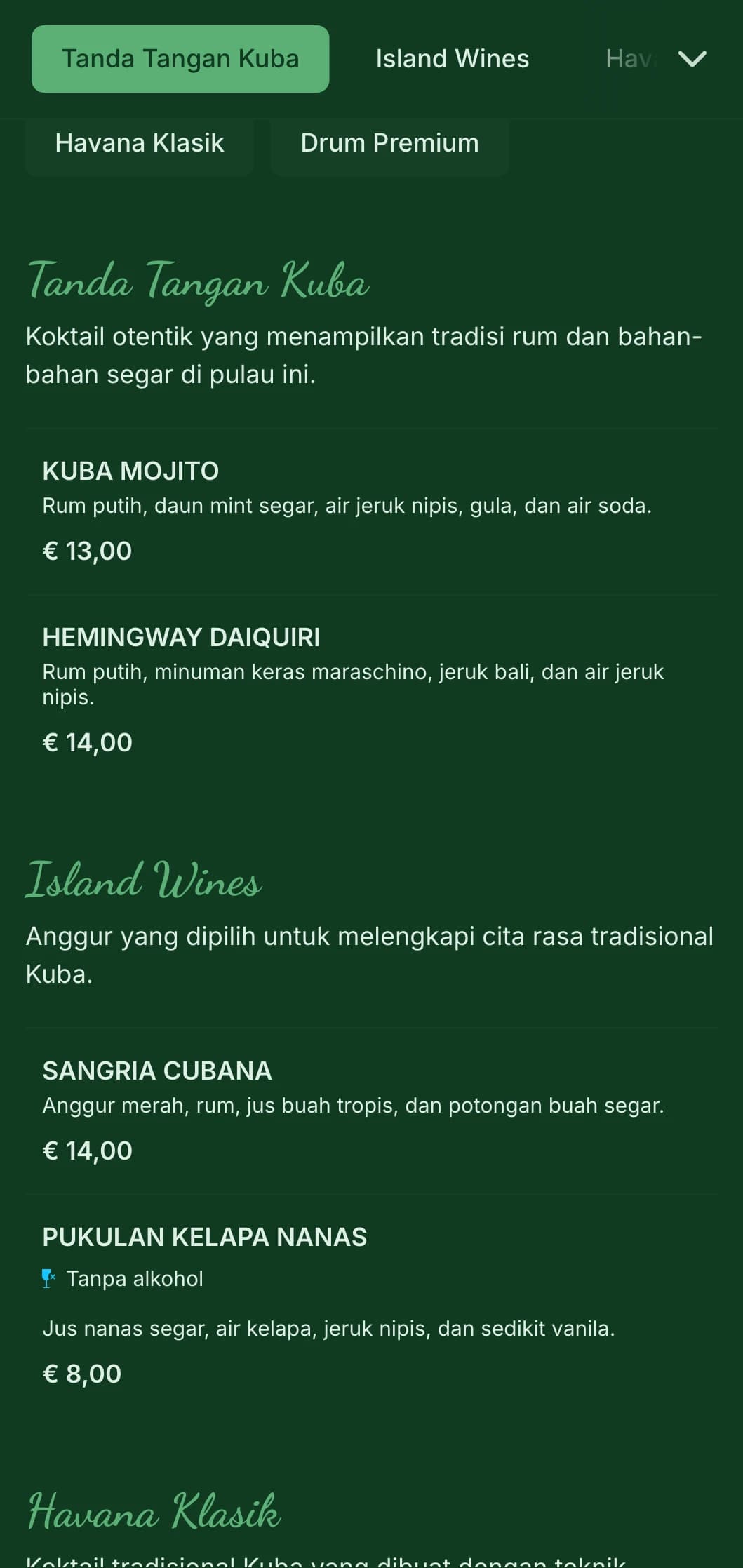 Desain hijau tropis dengan elemen vintage untuk bar rum yang terinspirasi dari Kuba.