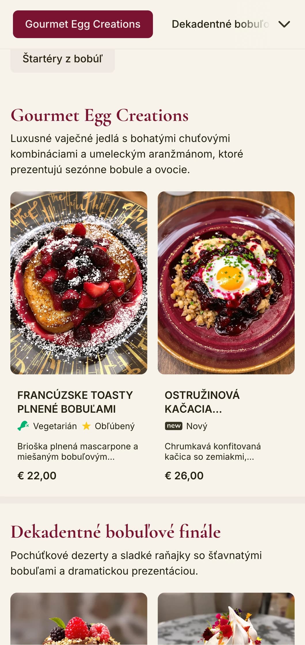 Živá šablóna na neskoré raňajky s bohatými bobuľovými tónmi a elegantnou typografiou, určená pre kaviarne s charakteristickými ovocnými jedlami.