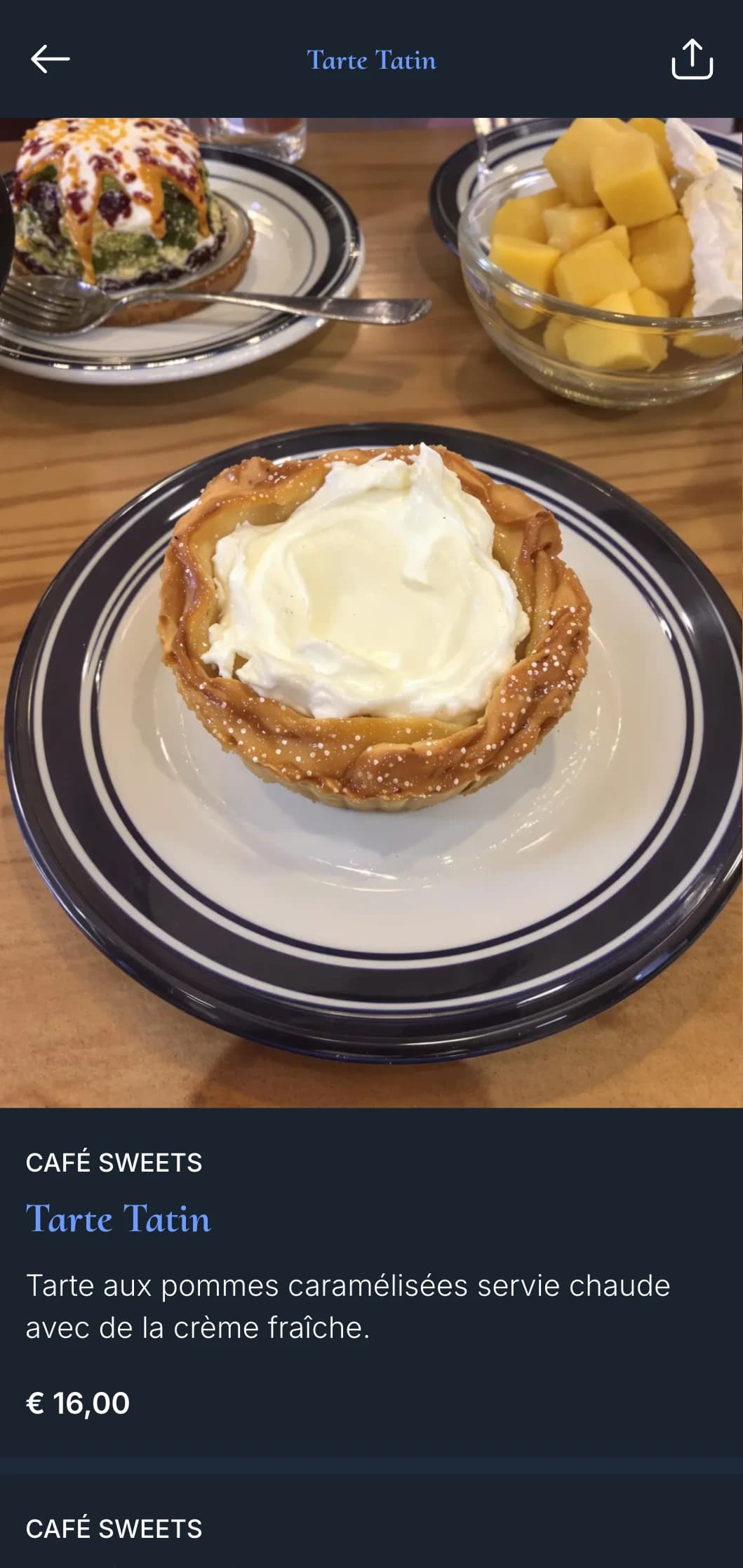 Un charmant menu d'inspiration française avec des éléments de bistro classique et des accents bleu marine, parfaits pour la cuisine française.