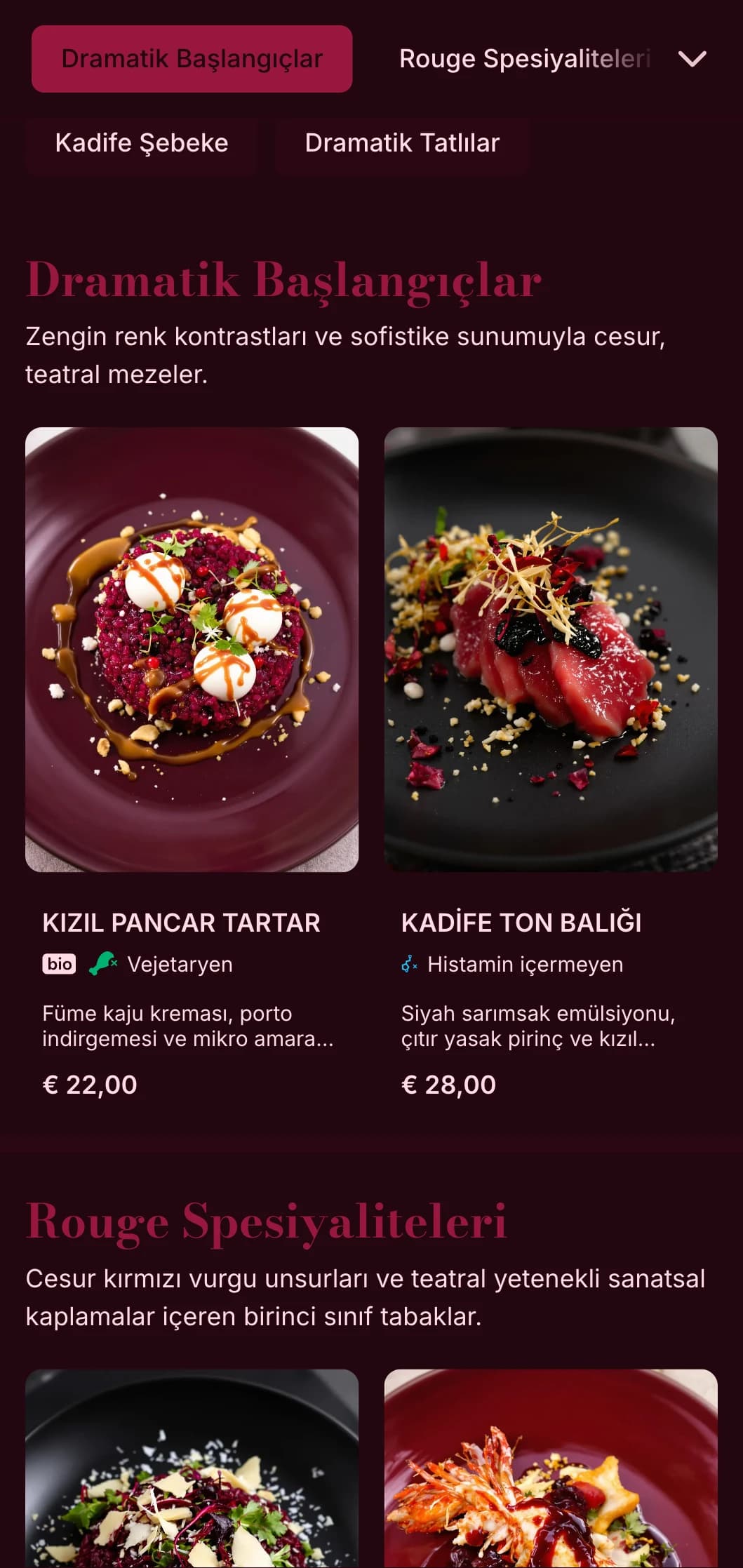 Koyu kırmızı kadife tonları ve dramatik sunum unsurlarıyla zengin, teatral bir yemek deneyimi.