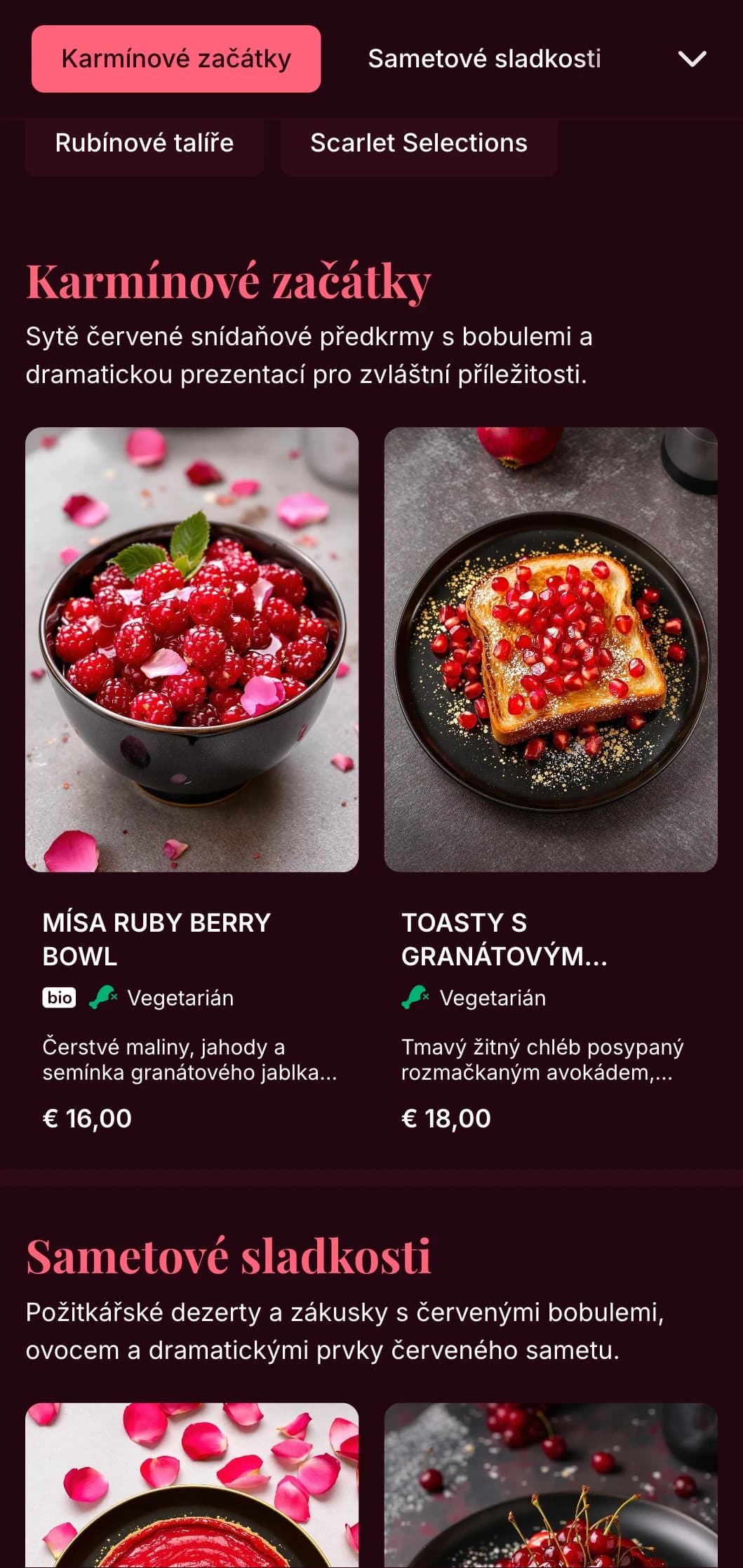Sytě červená šablona na pozdní snídani s luxusními detaily, vhodná pro romantické pozdní snídaně a zvláštní příležitosti.