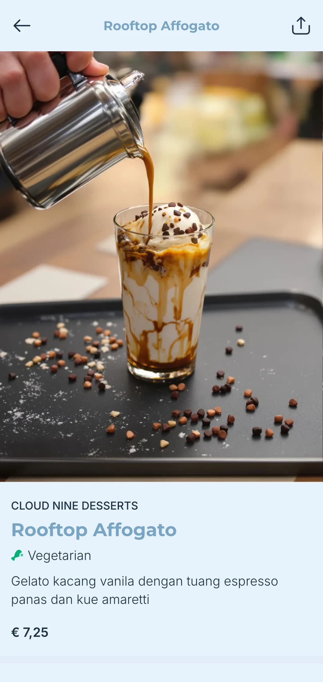 Desain biru segar dengan elemen-elemen lapang untuk kafe atap dan tempat makan siang perkotaan.