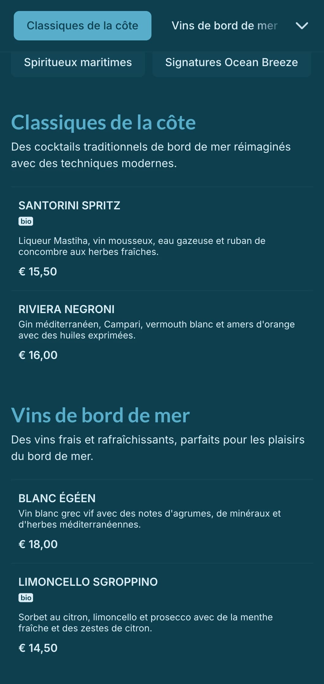 Design bleu léger et aérien inspiré par les vents de l'océan pour les cocktails en bord de mer.
