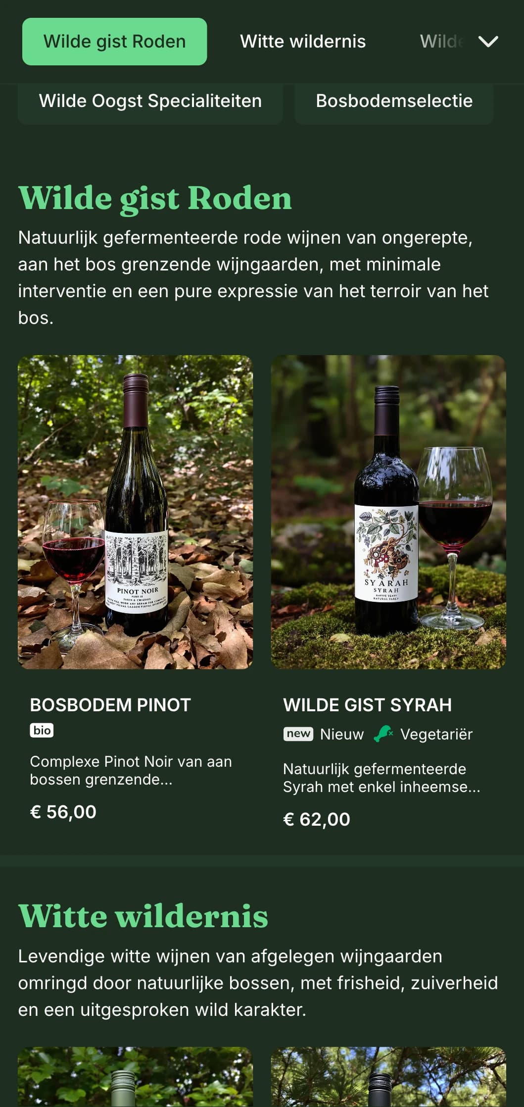 Op de natuur geïnspireerd sjabloon voor donkere wijnkaart met levendige groene accenten tegen een bosachtige achtergrond, perfect voor bosrestaurants en rustieke wijnbars.