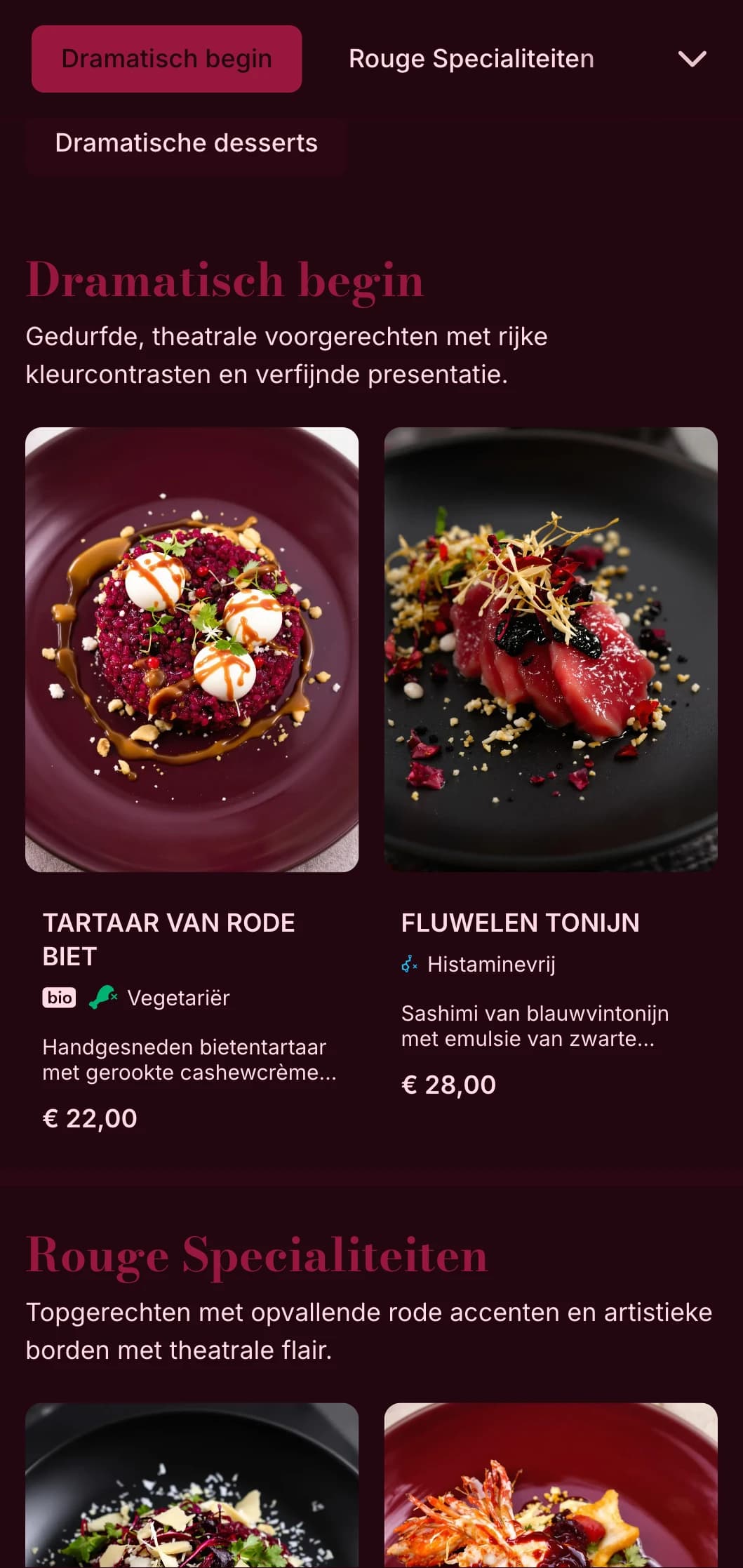 Rijke, theatrale eetervaring met dieprode fluwelen tinten en dramatische presentatie-elementen.