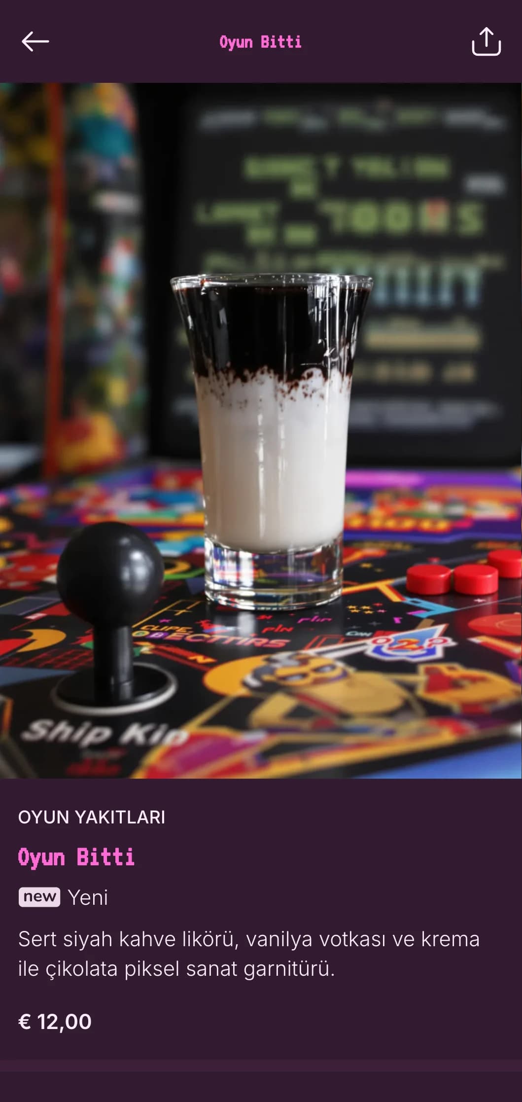 Temalı barlar için 80'lerin atari salonu estetiğinden ilham alan cesur mor neon tasarım.