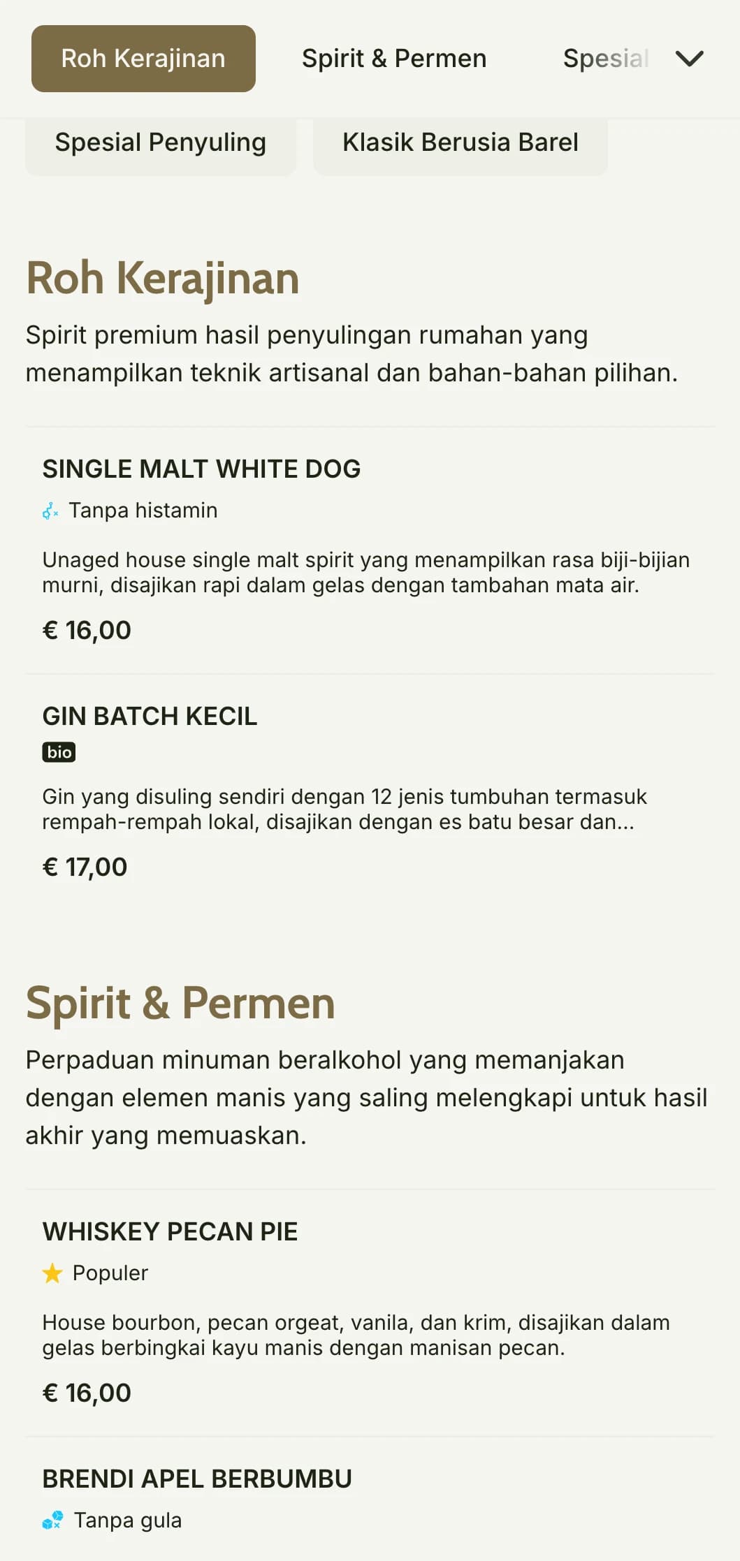Desain artisanal pedesaan untuk penyulingan kerajinan dan bar yang berfokus pada minuman beralkohol yang menampilkan warna tanah yang hangat dan elemen bertekstur.