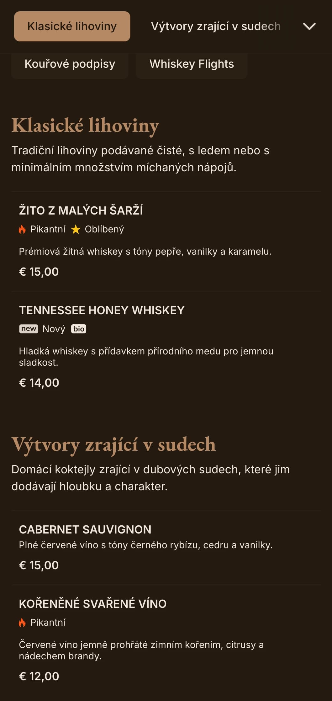 Sytě hnědé tóny s klasickou typografií pro bary s whisky a tradiční hospody.