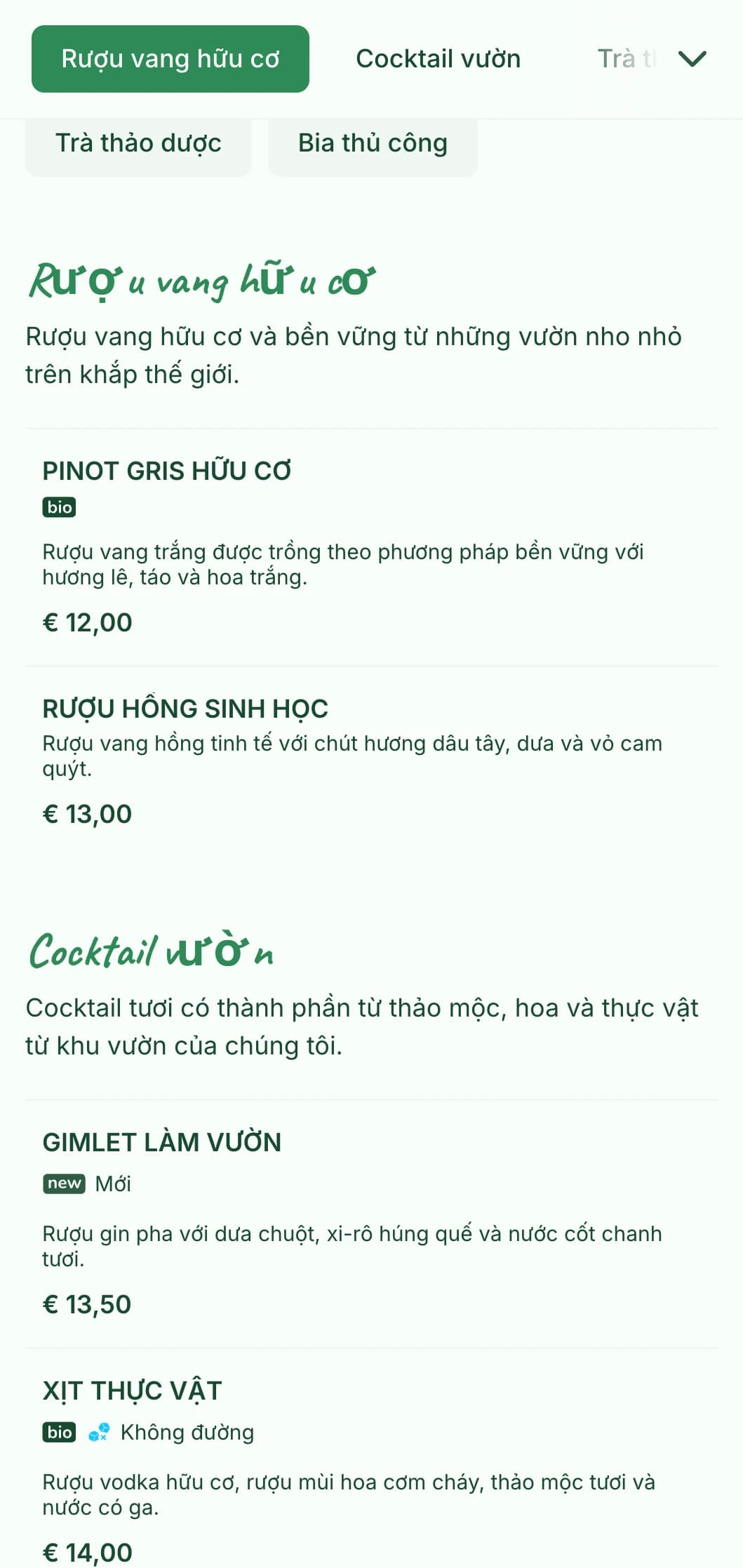 Thiết kế theo chủ đề xanh tươi với các yếu tố thực vật cho quầy bar và sân hiên ngoài vườn.