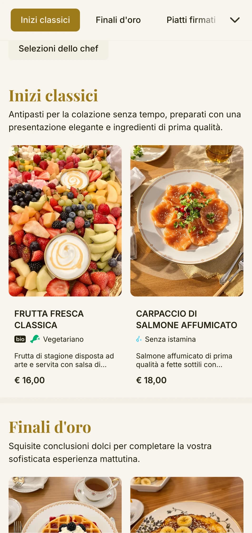 Elegante pranzo mattutino con classici della colazione senza tempo e presentazione raffinata per un inizio sofisticato della giornata.