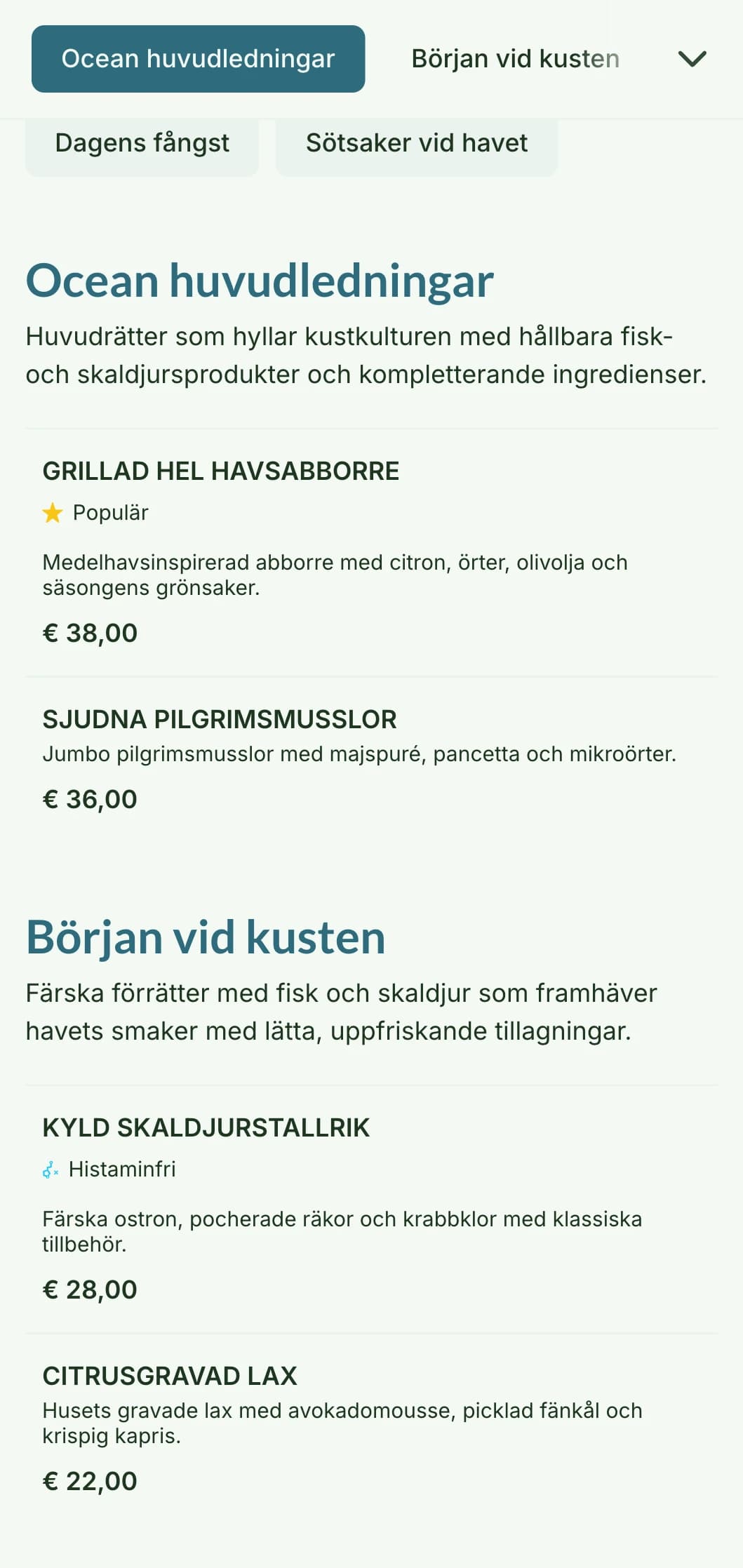 En fräsch och luftig design för middagsmenyer inspirerad av kustlivet, med mjuka blå nyanser och naturliga texturer, perfekt för fisk- och skaldjursrestauranger.