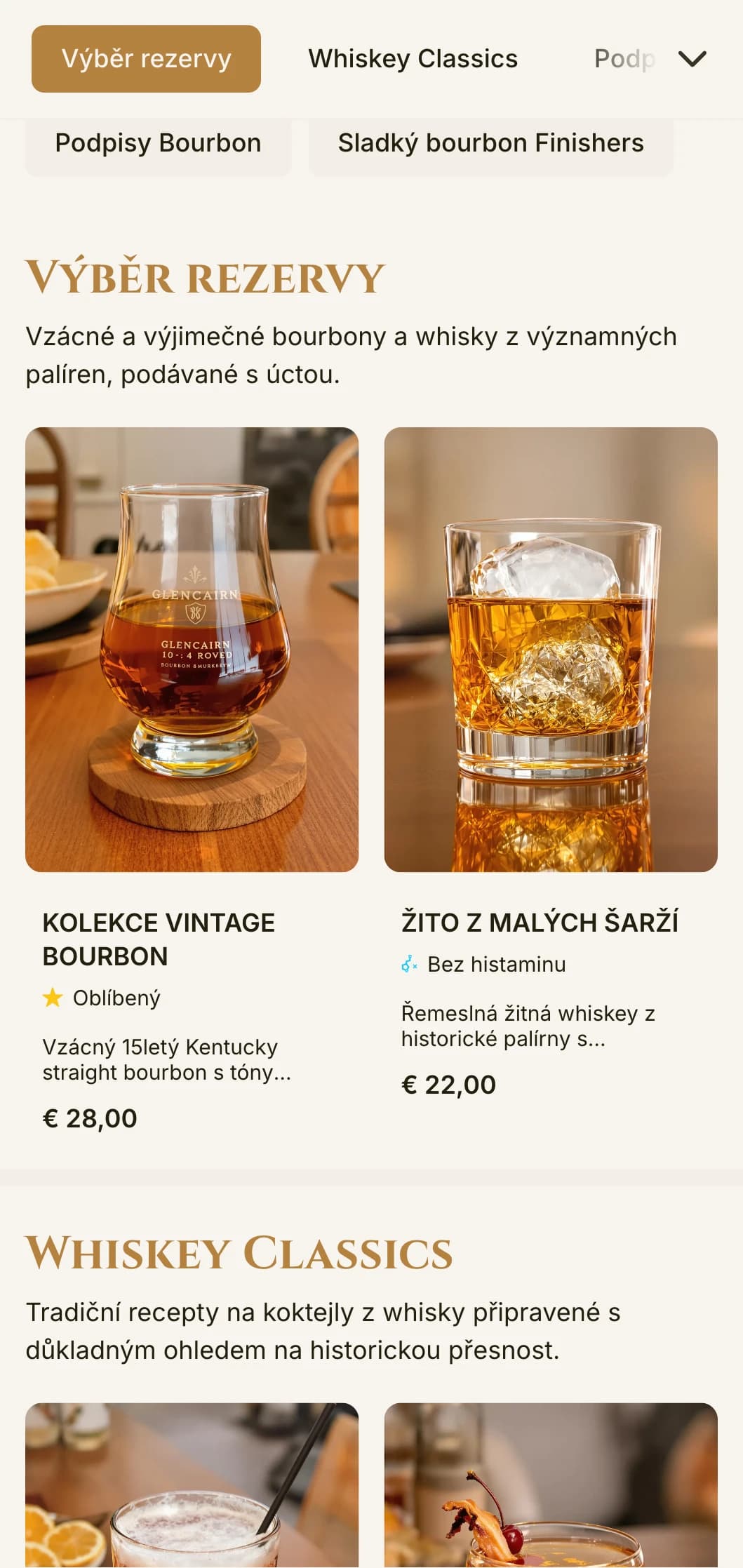 Elegantní, rafinovaný design pro bary a salónky s whisky s vintage typografií a teplými jantarovými akcenty.
