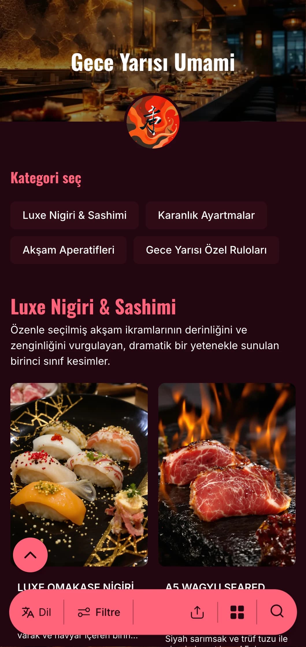 Derin bir arka plana karşı zengin bordo ve parlak vurgular içeren, cesur kontrastlara sahip lüks gece suşi deneyimi.