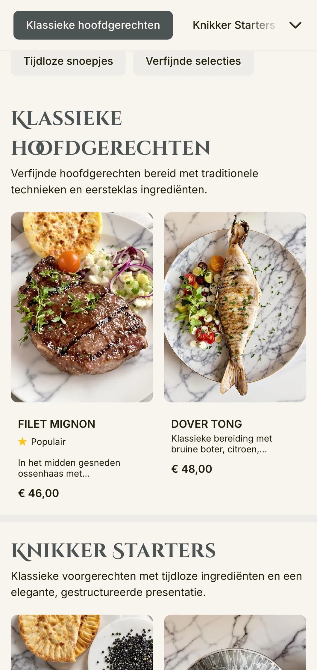 Een elegant dinermenu met marmeren texturen en klassieke designelementen, perfect voor verfijnde eetgelegenheden.