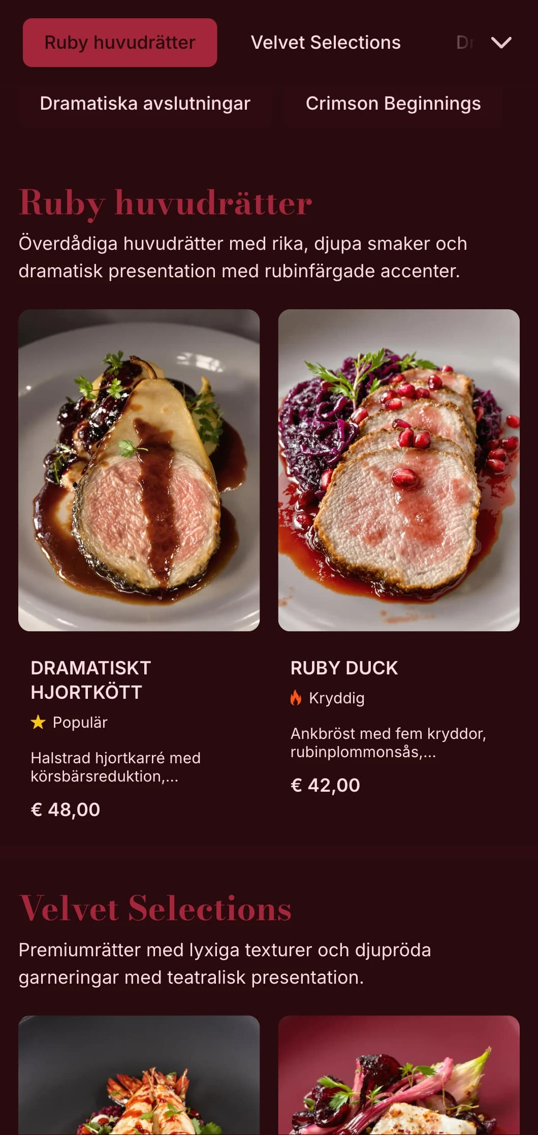 Rikt, dramatiskt matkoncept med djupa röda toner och överdådiga texturer som skapar en teatralisk kulinarisk upplevelse.