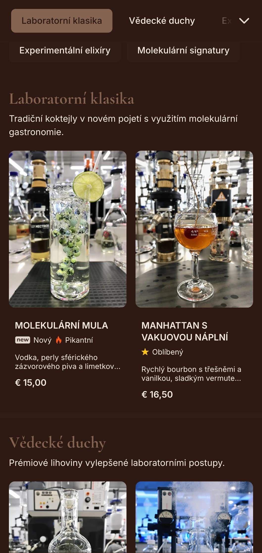 Tajemstvím inspirovaný fialový design s botanickými prvky pro koktejlové bary.