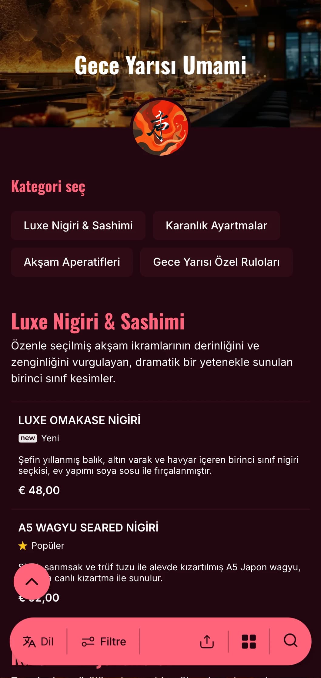 Derin bir arka plana karşı zengin bordo ve parlak vurgular içeren, cesur kontrastlara sahip lüks gece suşi deneyimi.