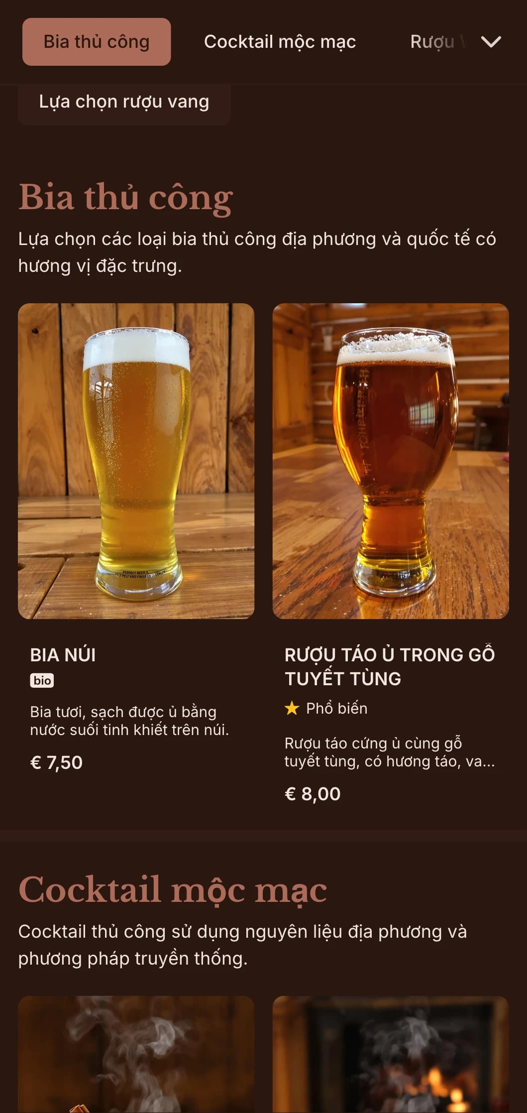 Tông màu đất ấm áp với kiểu chữ cổ điển tạo nên quầy bar rượu vang ấm cúng.