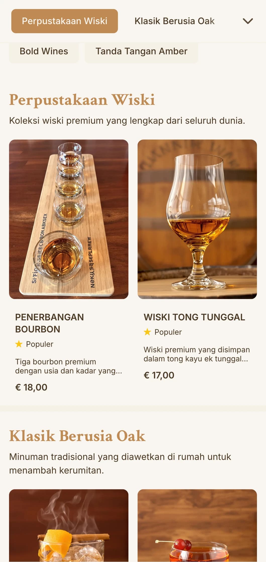 Desain amber yang kaya dengan tekstur kayu untuk bar khusus wiski dan bourbon.