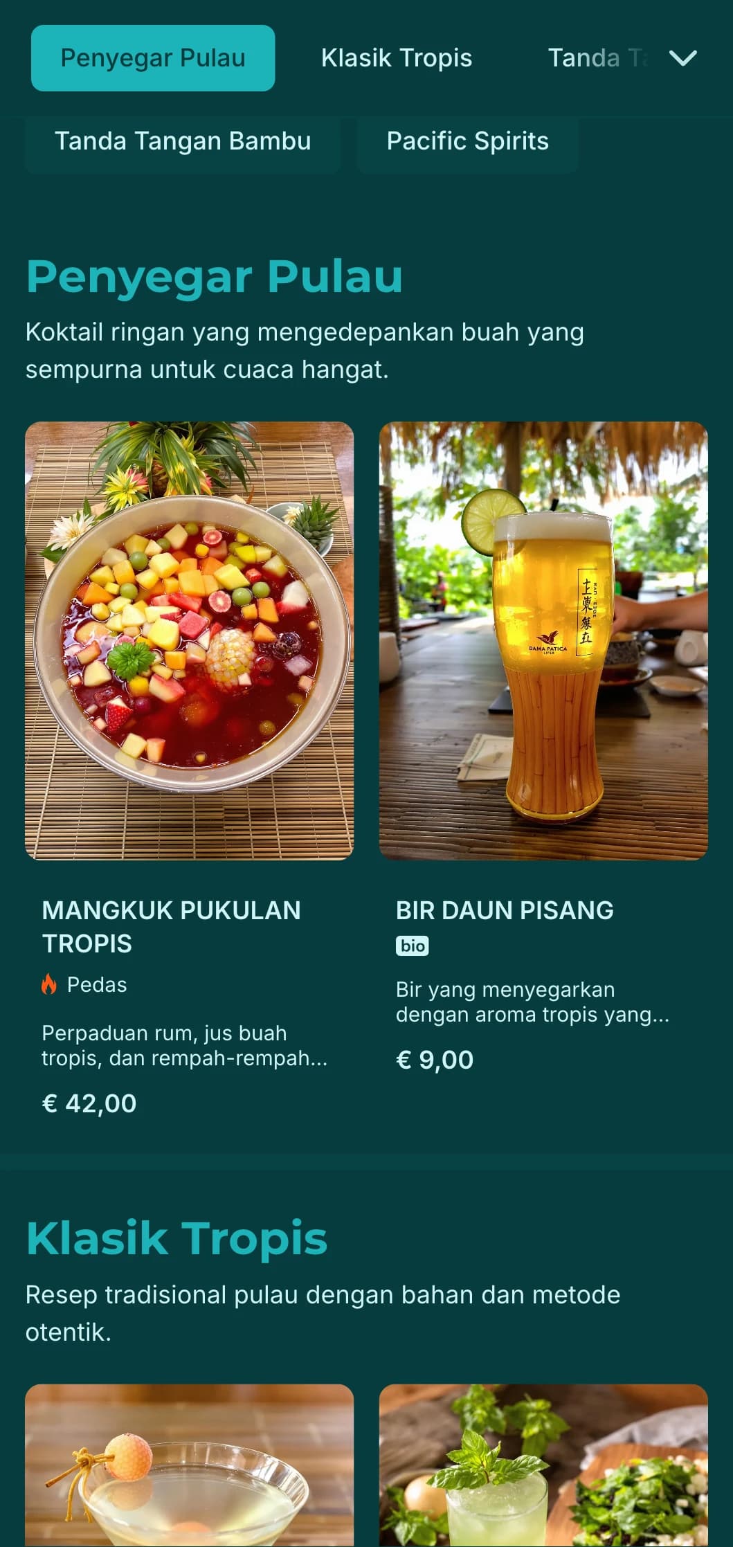 Desain hijau segar dengan tekstur bambu untuk bar bertema Asia-Pasifik yang eksotis.