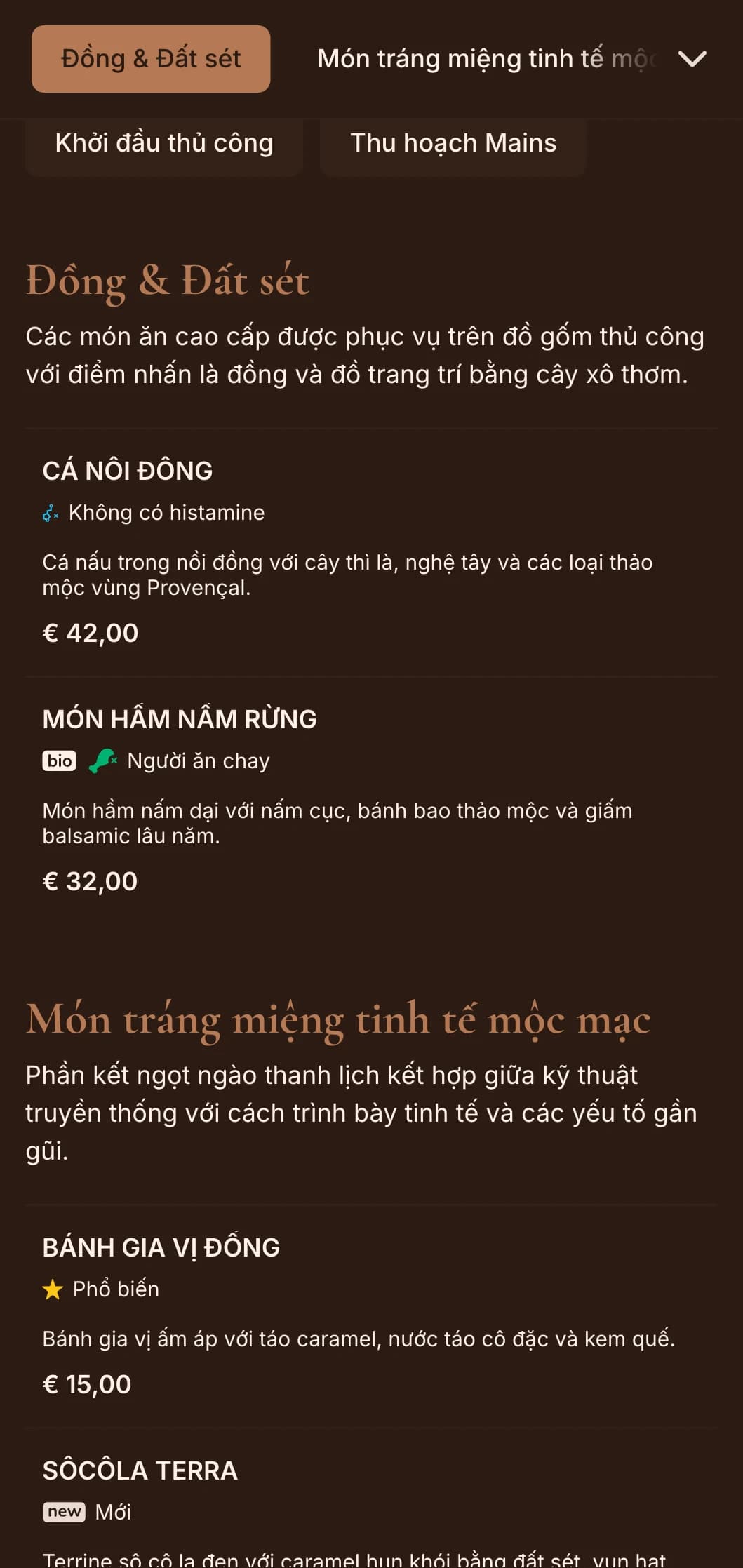 Sự thanh lịch mộc mạc tinh tế với tông màu đồng ấm áp và điểm nhấn màu xanh lá cây xô thơm, hoàn hảo cho phong cách trang trại tinh tế và bữa tối theo mùa sang trọng.