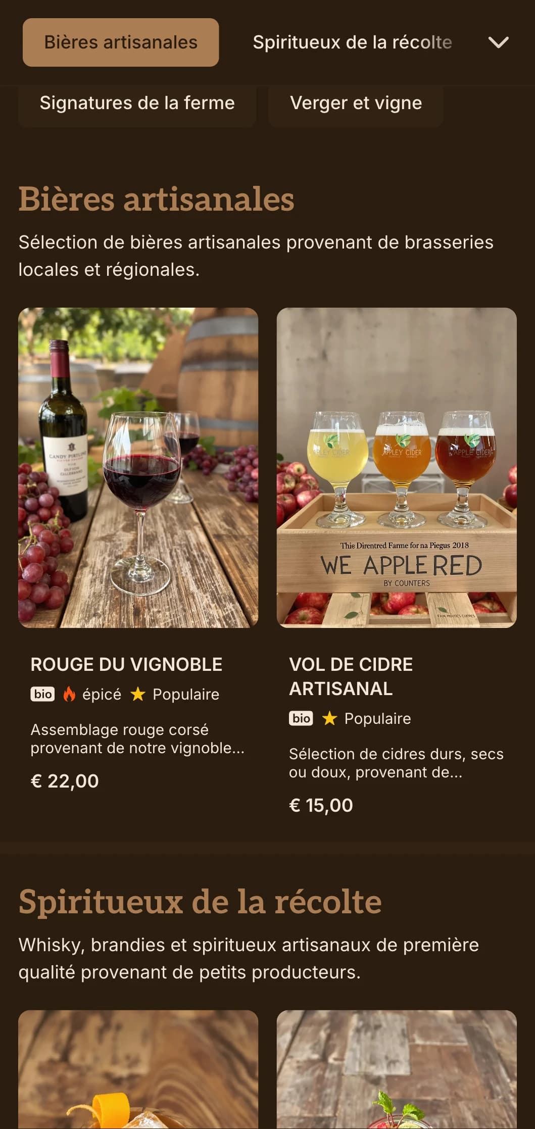Des textures de bois rustiques et des éléments fabriqués à la main pour des cocktails de la ferme au verre.