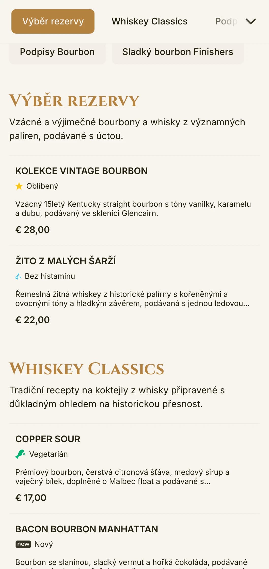 Elegantní, rafinovaný design pro bary a salónky s whisky s vintage typografií a teplými jantarovými akcenty.
