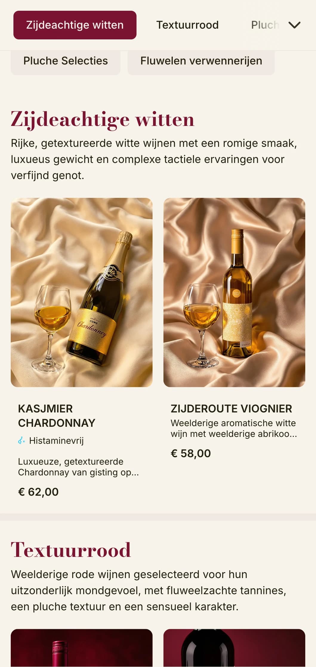 Sjabloon voor een rijke wijnkaart met dieprode fluwelen accenten en luxe elementen, ideaal voor chique wijnkelders en intieme eetgelegenheden.