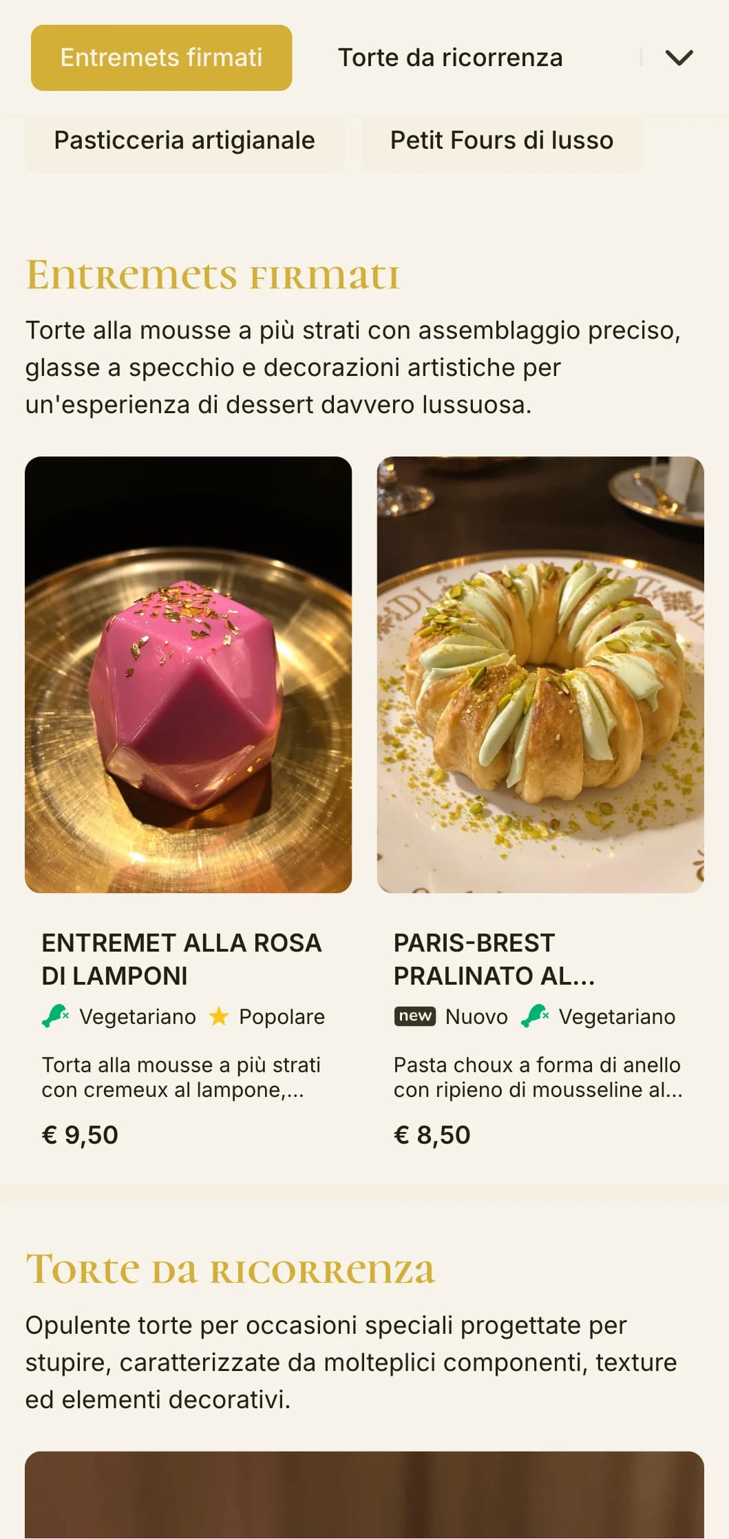 Un design di menu per pasticceria opulento e dorato, con colori ricchi e tipografia sofisticata, ideale per pasticcerie e negozi di dolci di lusso.