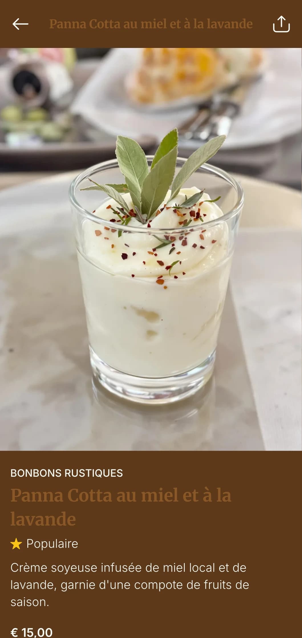 Un menu chaleureux pour le dîner, avec des tons de cuivre et de sauge et des textures naturelles, parfait pour les établissements de la ferme à la table.