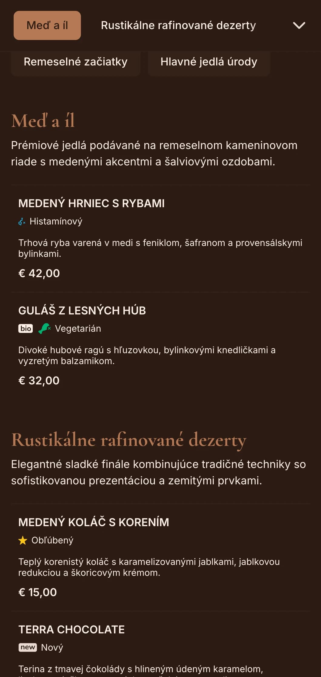 Rafinovaná rustikálna elegancia s teplými medenými tónmi a šalviovými akcentmi je ideálna pre sofistikované stolovanie na farme a sezónne stolovanie.