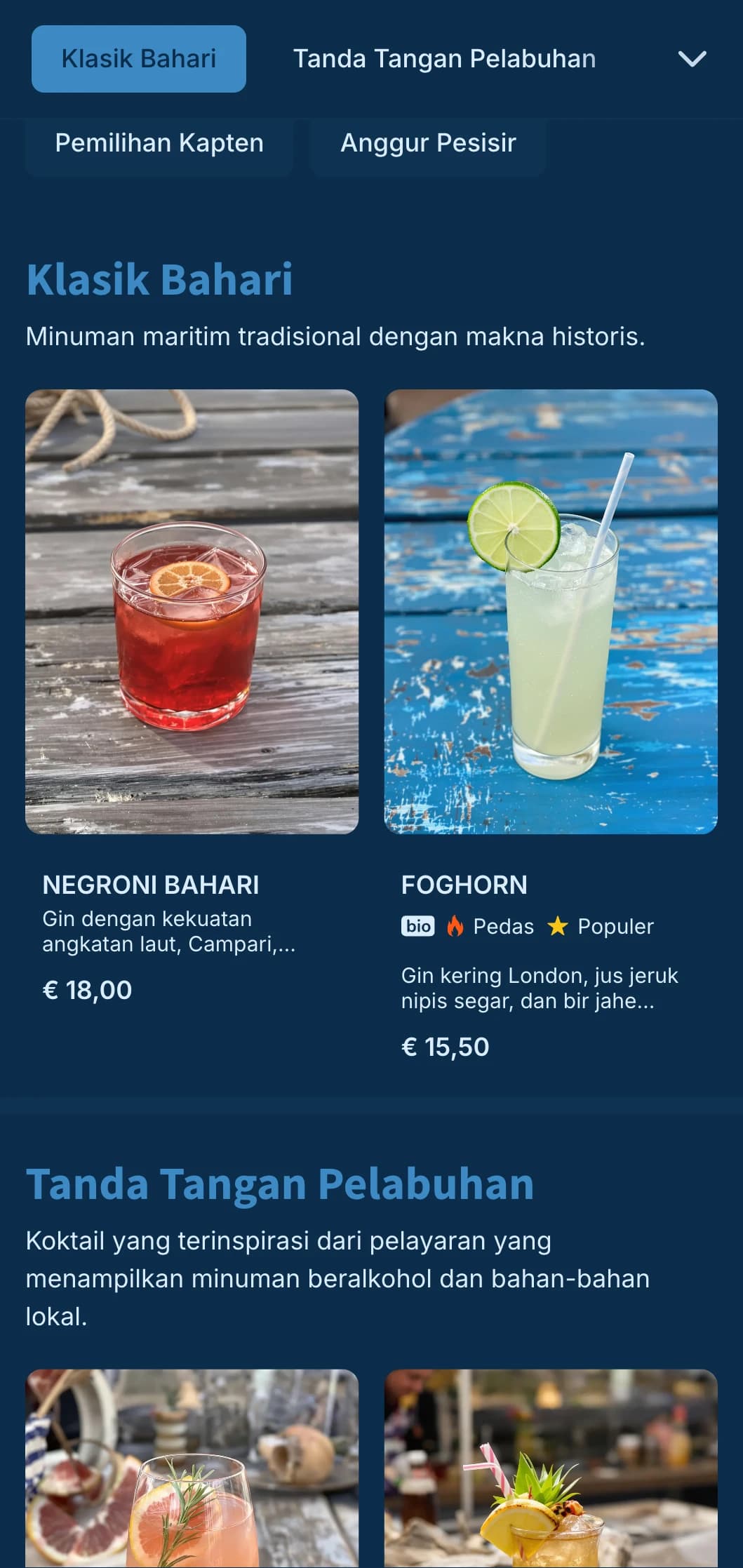 Desain biru bahari dengan elemen maritim yang halus untuk bar koktail tepi laut.
