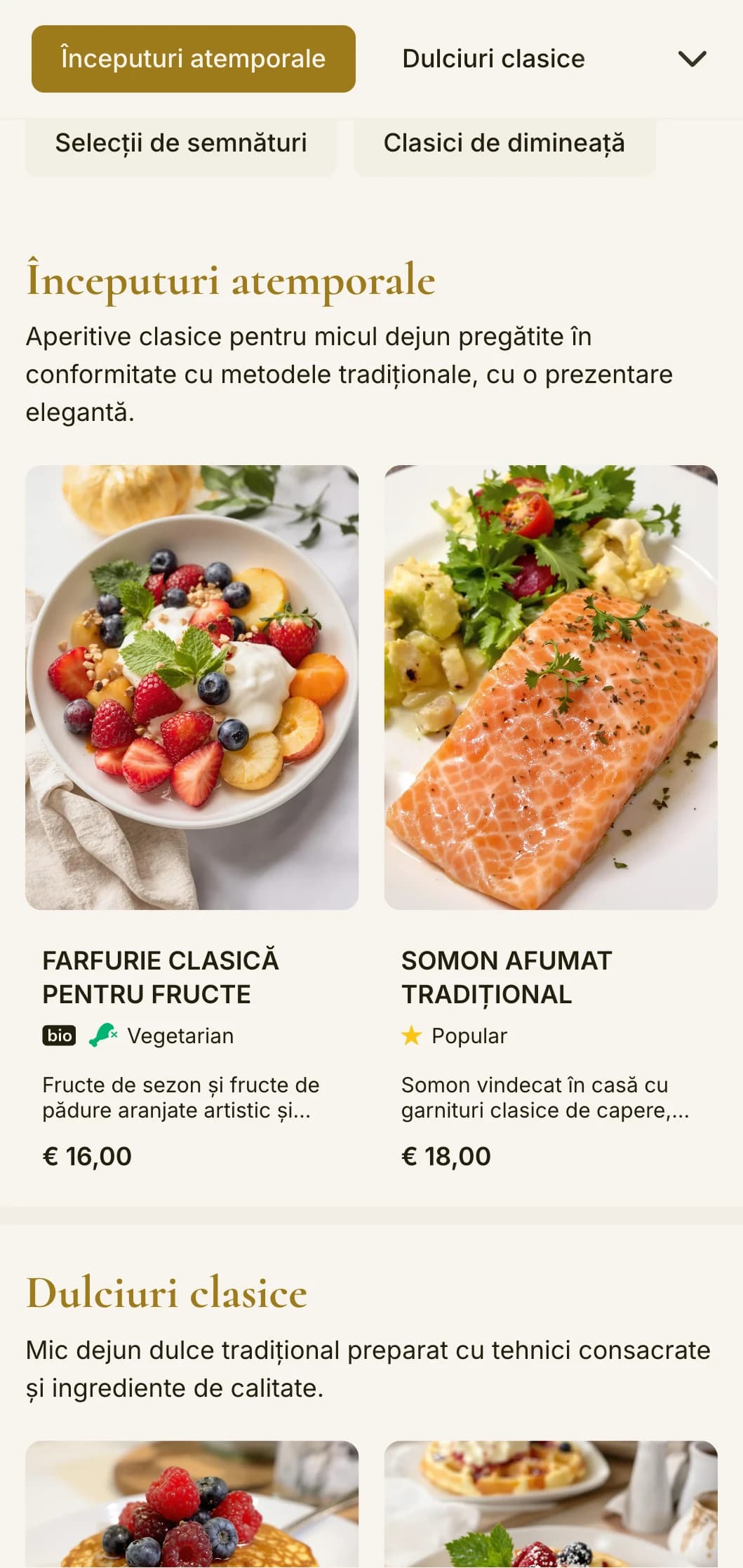 Mic dejun clasic elegant prezentat cu o atenție rafinată la detalii și elemente de servicii tradiționale.