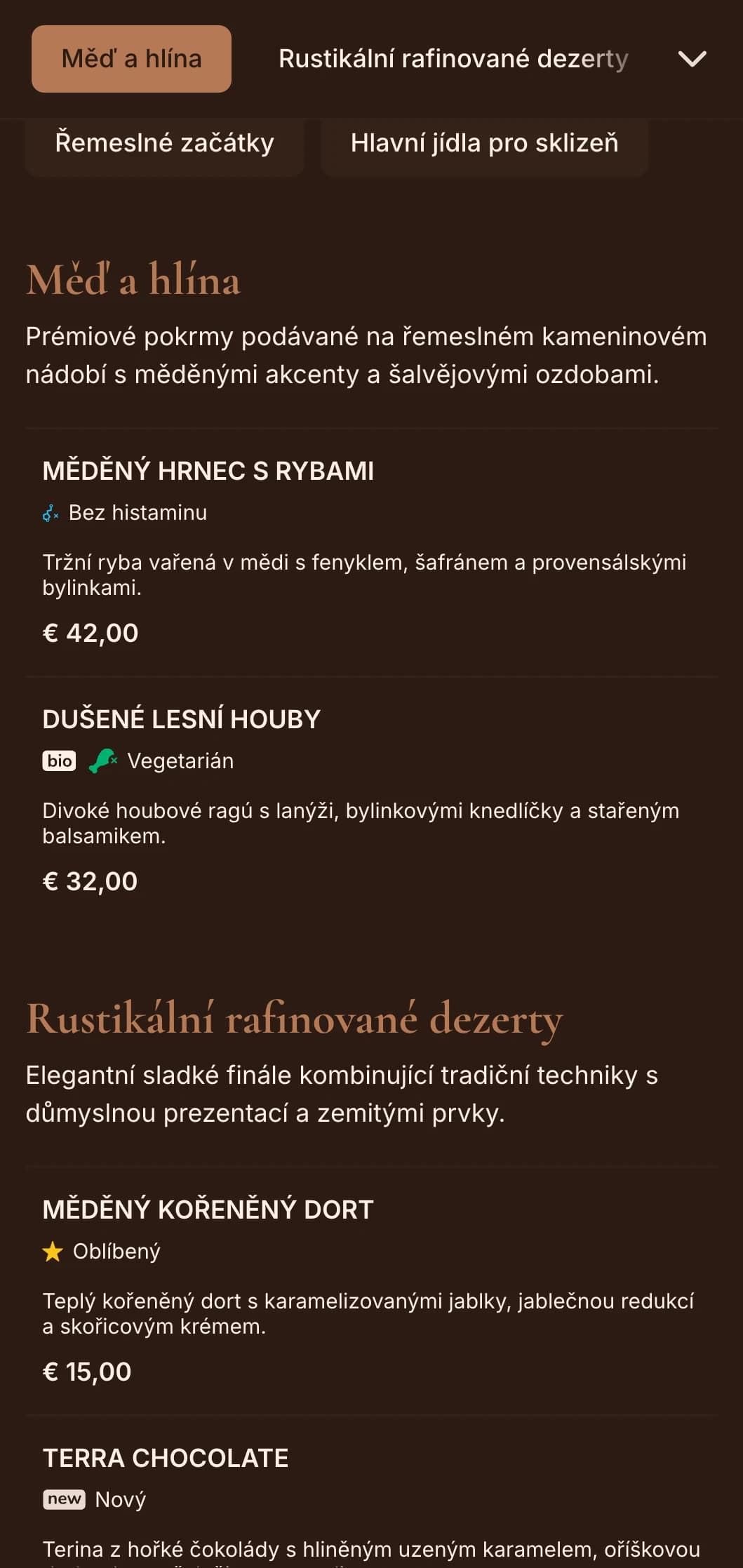 Rafinovaná rustikální elegance v teplých měděných tónech a s akcenty šalvěje je ideální pro sofistikované stolování na farmách a sezónní stolování.