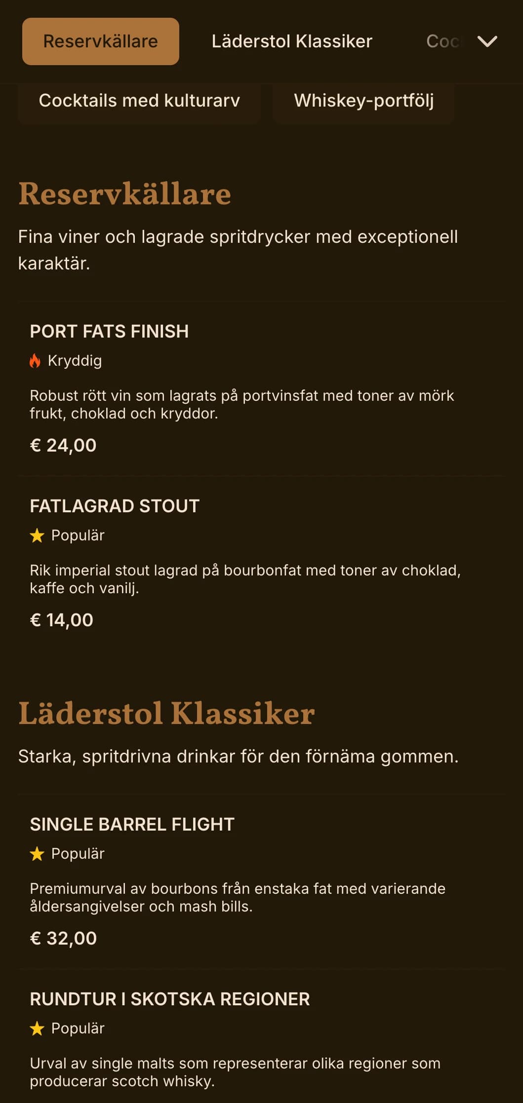 Rik valnötsbrun design med lädertexturer för traditionella lounger.