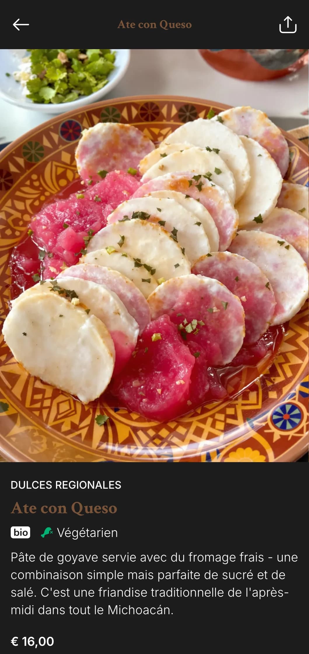 Menu riche et copieux célébrant l'héritage culinaire du Michoacán, avec des accents bruns chauds, des carnitas traditionnelles et des spécialités régionales.