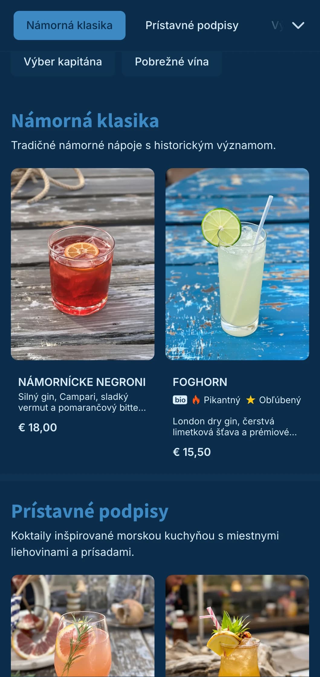 Námornícky modrý dizajn s jemnými námornými prvkami pre koktailové bary na pobreží.